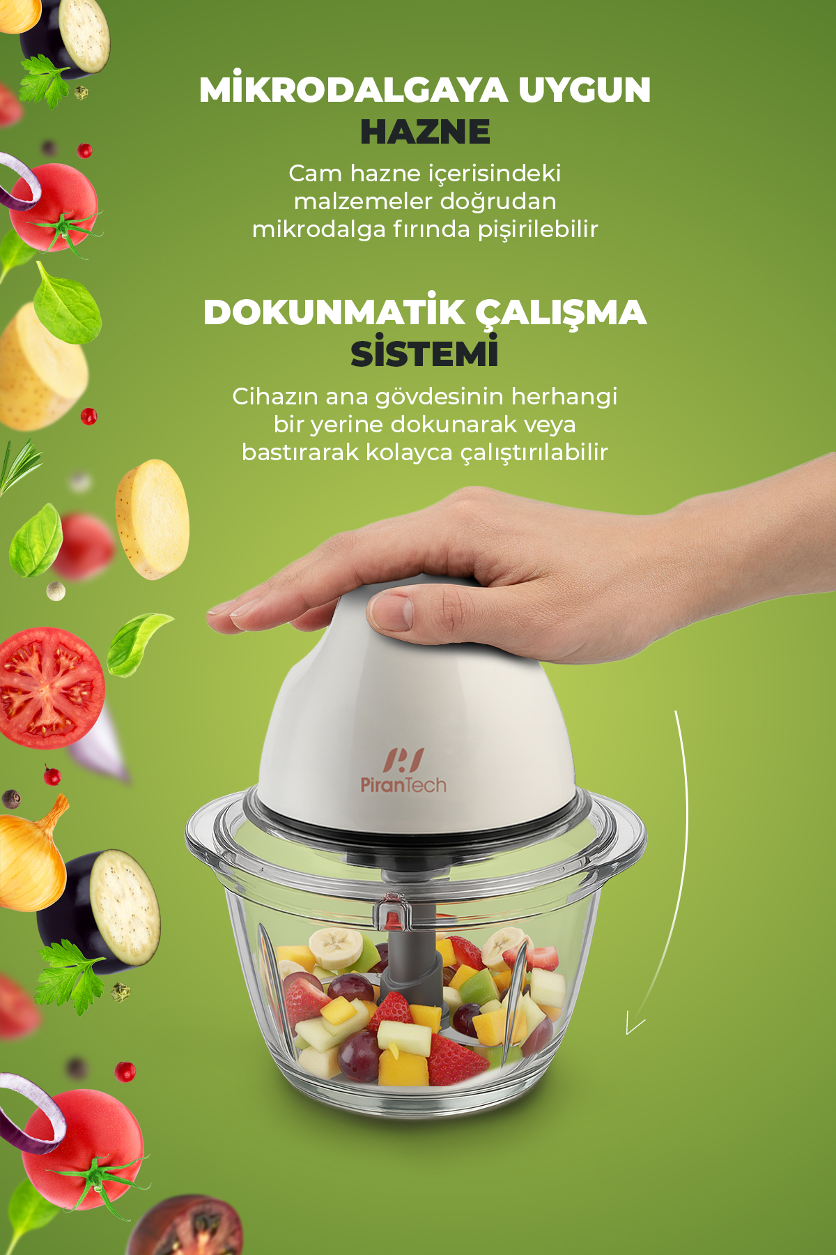 Cam haznesi meyve parçalarıyla dolu beyaz doğrayıcı, sebzelerle çevrili.