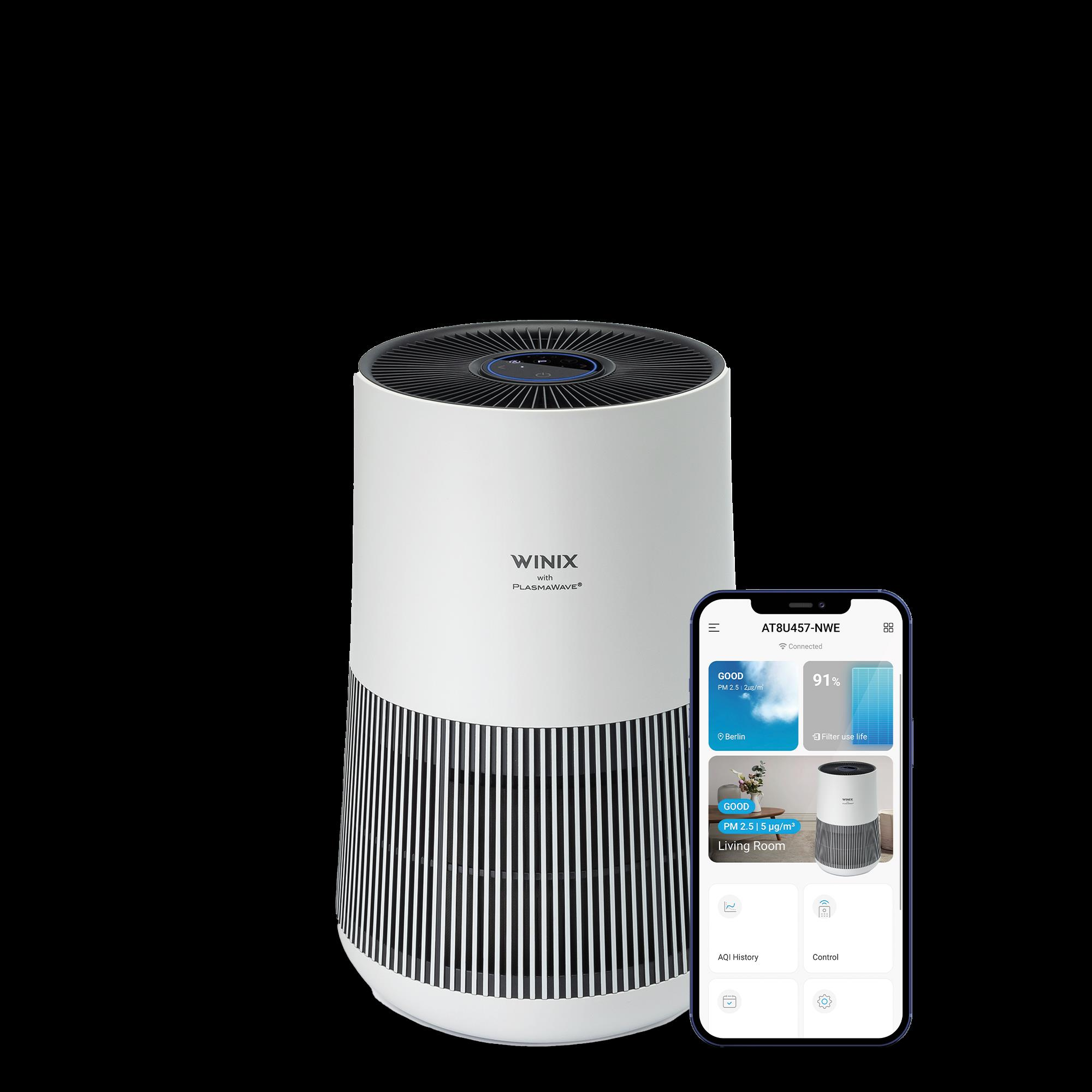 Un purificatore d'aria Winix bianco accanto a uno smartphone che mostra la sua app.