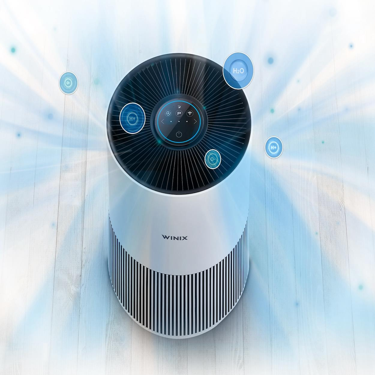 Un purificatore d'aria Winix bianco con ventola nera e accenti di luce blu, che emette particelle H2O e H+.