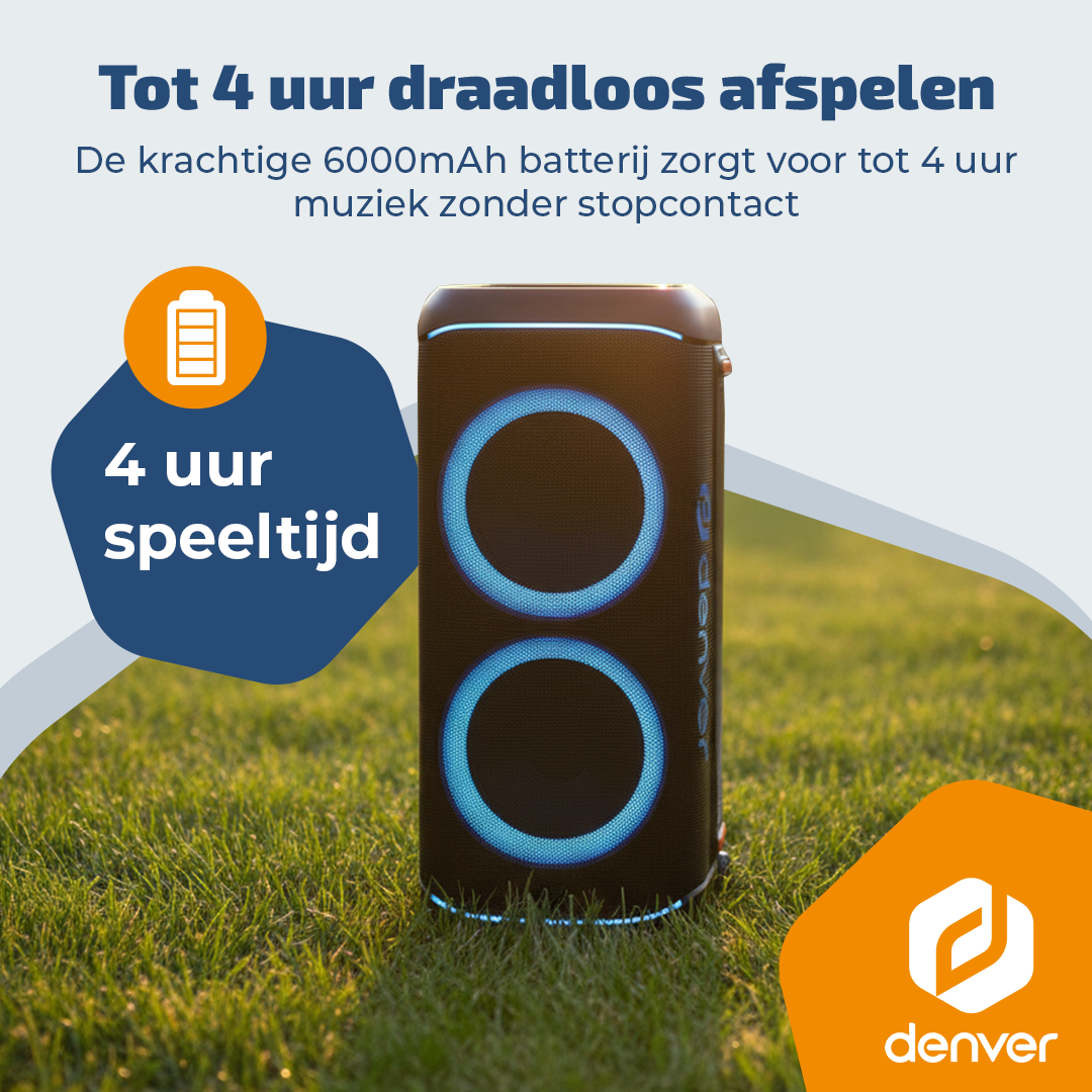 Een zwarte speaker met blauwe lichten op gras. Tekst vermeldt 4 uur speeltijd.