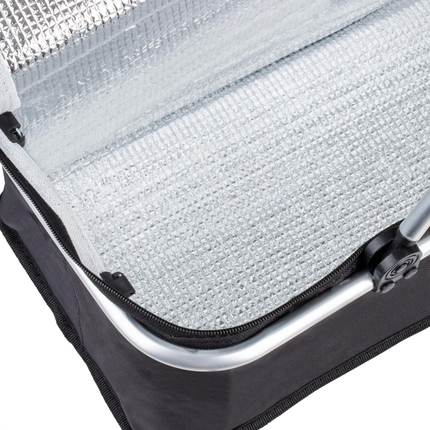 Wnętrze srebrnej torby termoizolacyjnej z czarnym materiałem i aluminiową ramą.