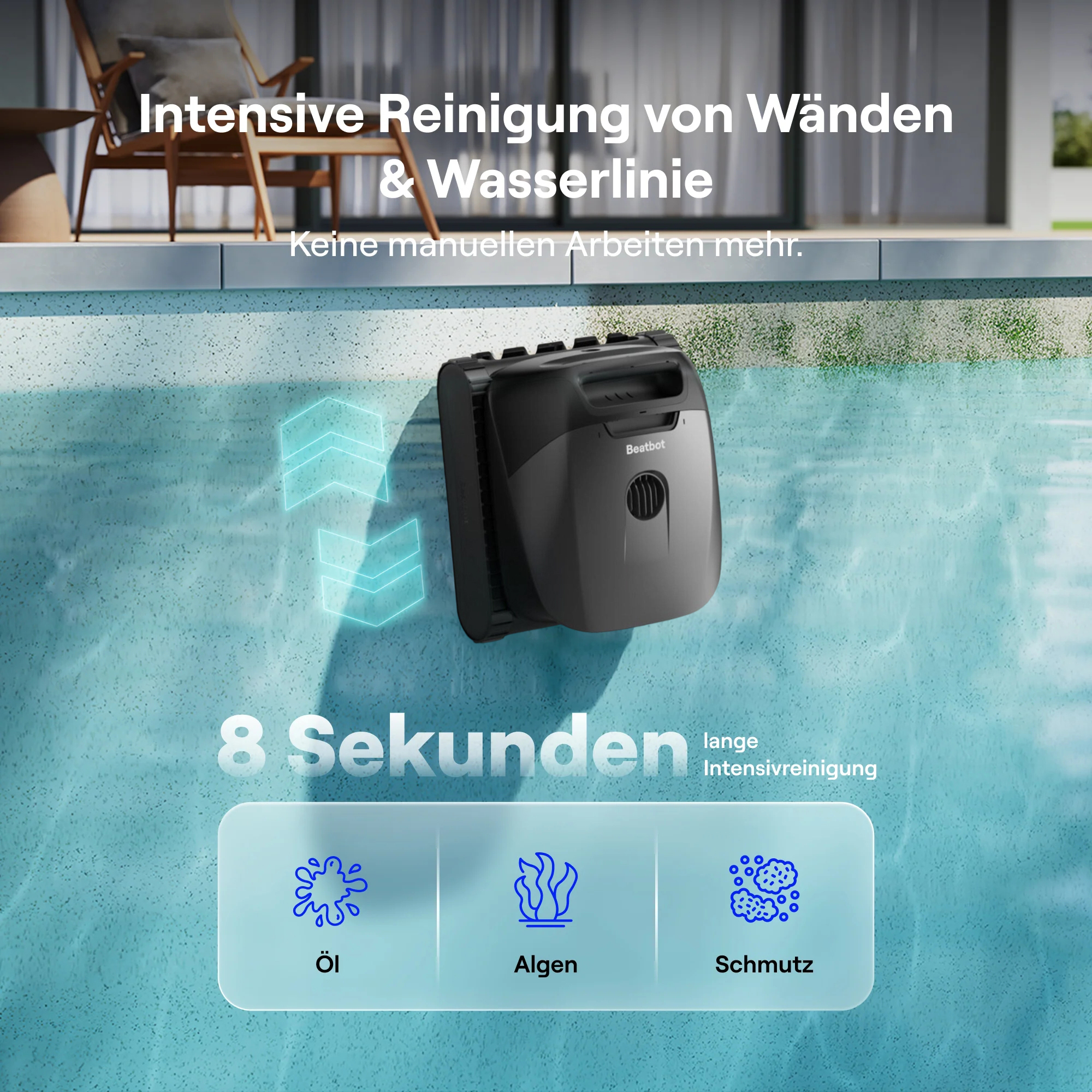 Ein Poolreiniger haftet an der Poolwand. "8 Sekunden lange Intensivreinigung."