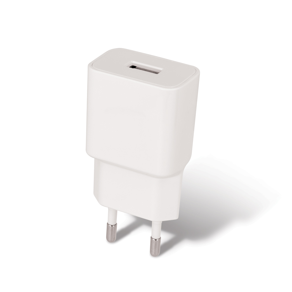 Biała wtyczka sieciowa USB z dwoma metalowymi bolcami.