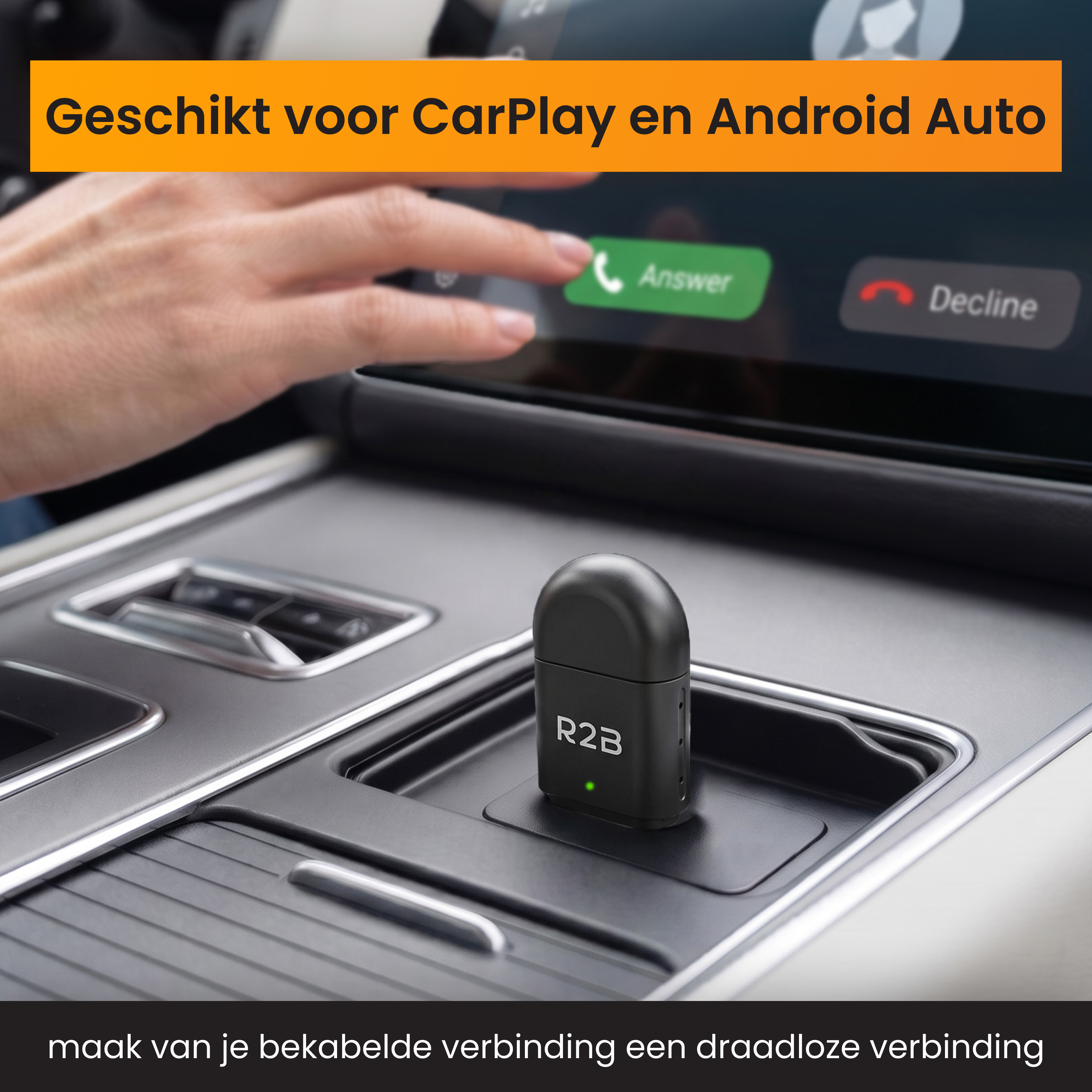 Een zwarte R2B-adapter op het dashboard van een auto bij een touchscreen.