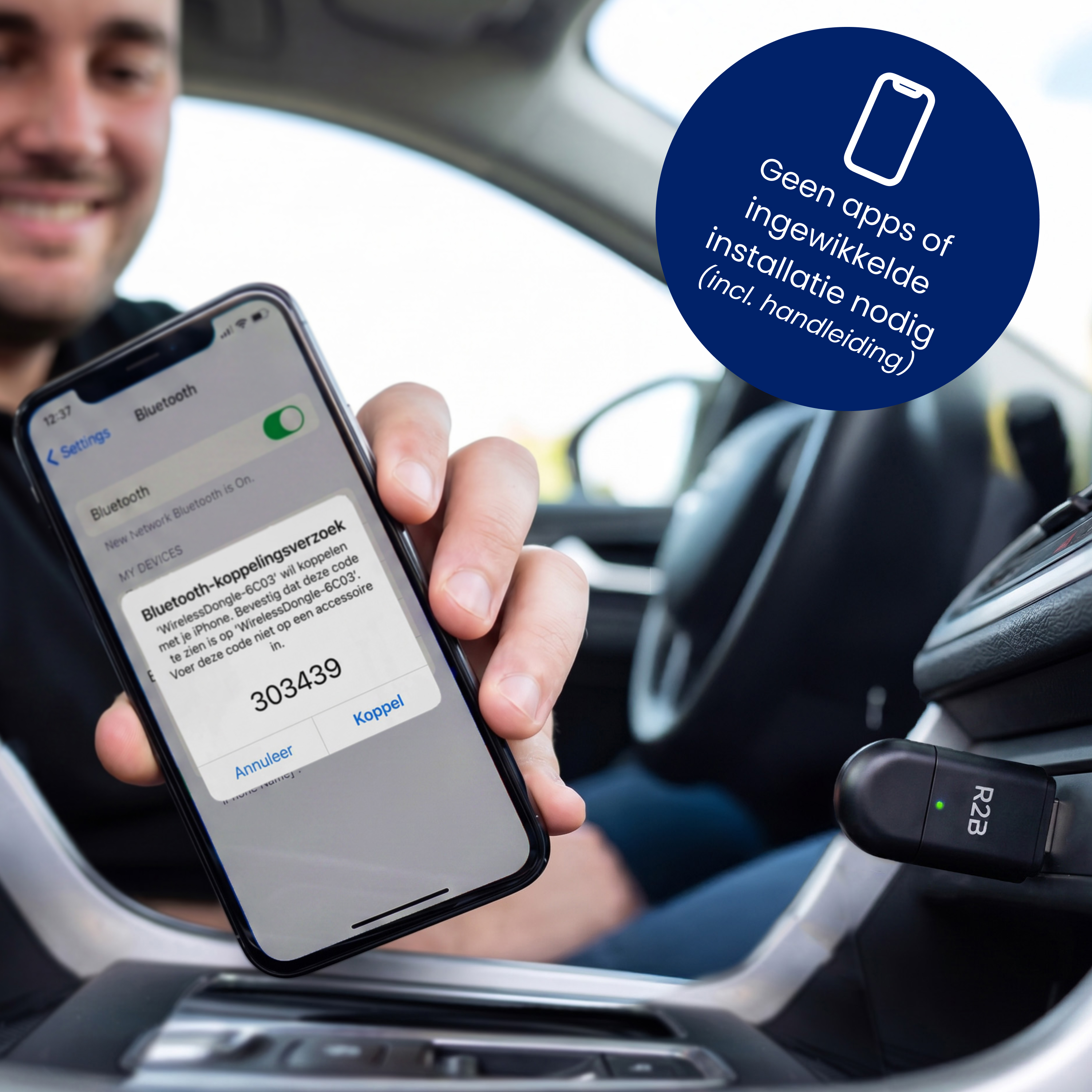 Man in auto koppelt iPhone via Bluetooth aan dongle met code 303439.