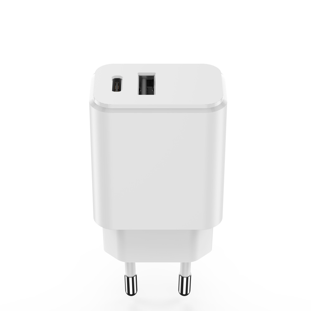 Biała wtyczka ładowarki USB-C i USB-A z dwoma europejskimi bolcami.