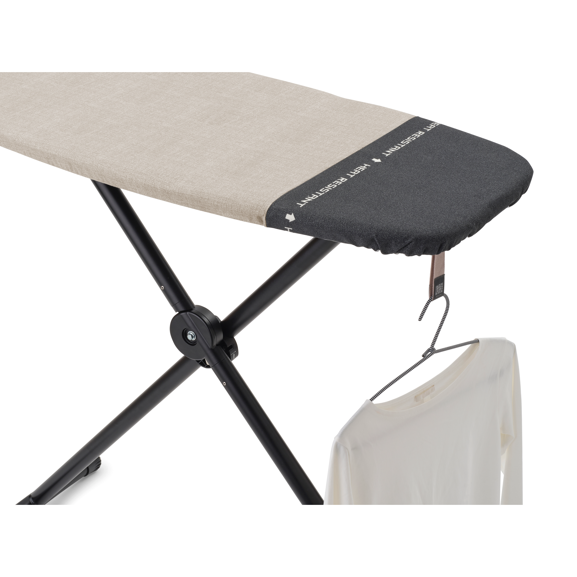 Table à repasser avec housse beige et grise, cadre noir et une chemise blanche.