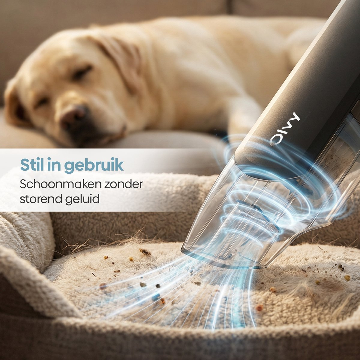 Een hond slaapt terwijl een handstofzuiger een hondenmand schoonmaakt.