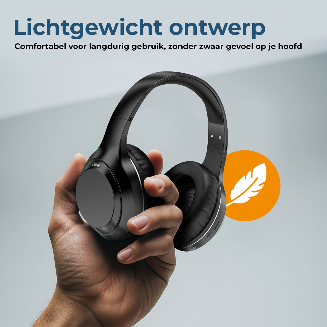 Casque noir tenu par une main, avec une icône de plume.