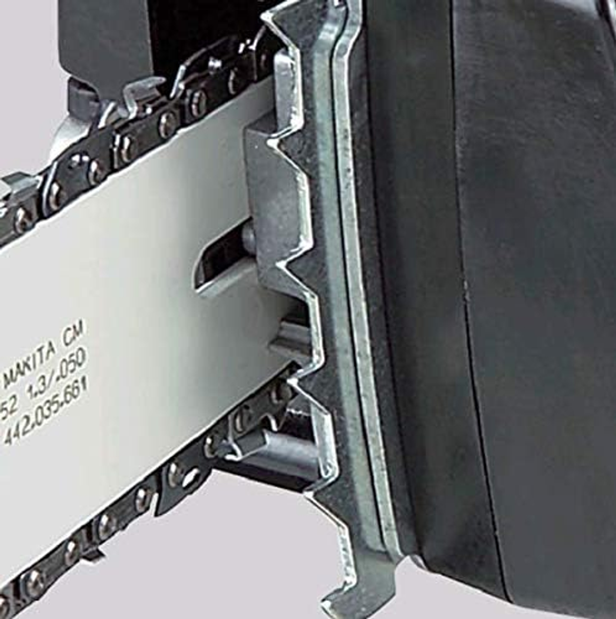 Zbliżenie na piłę łańcuchową, pokazujące łańcuch i prowadnicę.