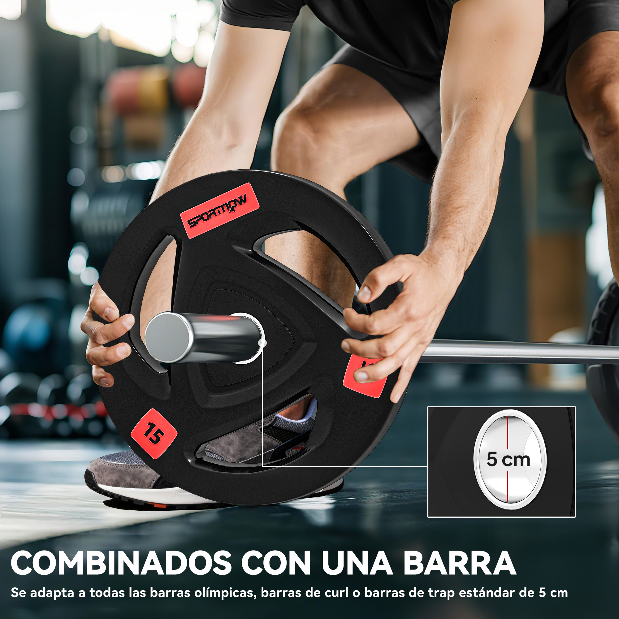 Hombre colocando disco de pesa negro con "15" rojo en barra. Diámetro 5 cm.