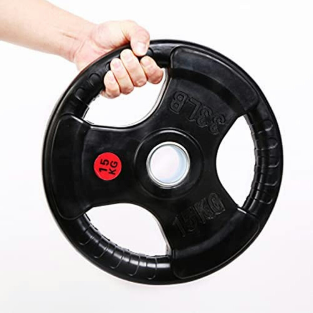 Una mano sostiene un disco de peso negro de 15 kg con marcas rojas.