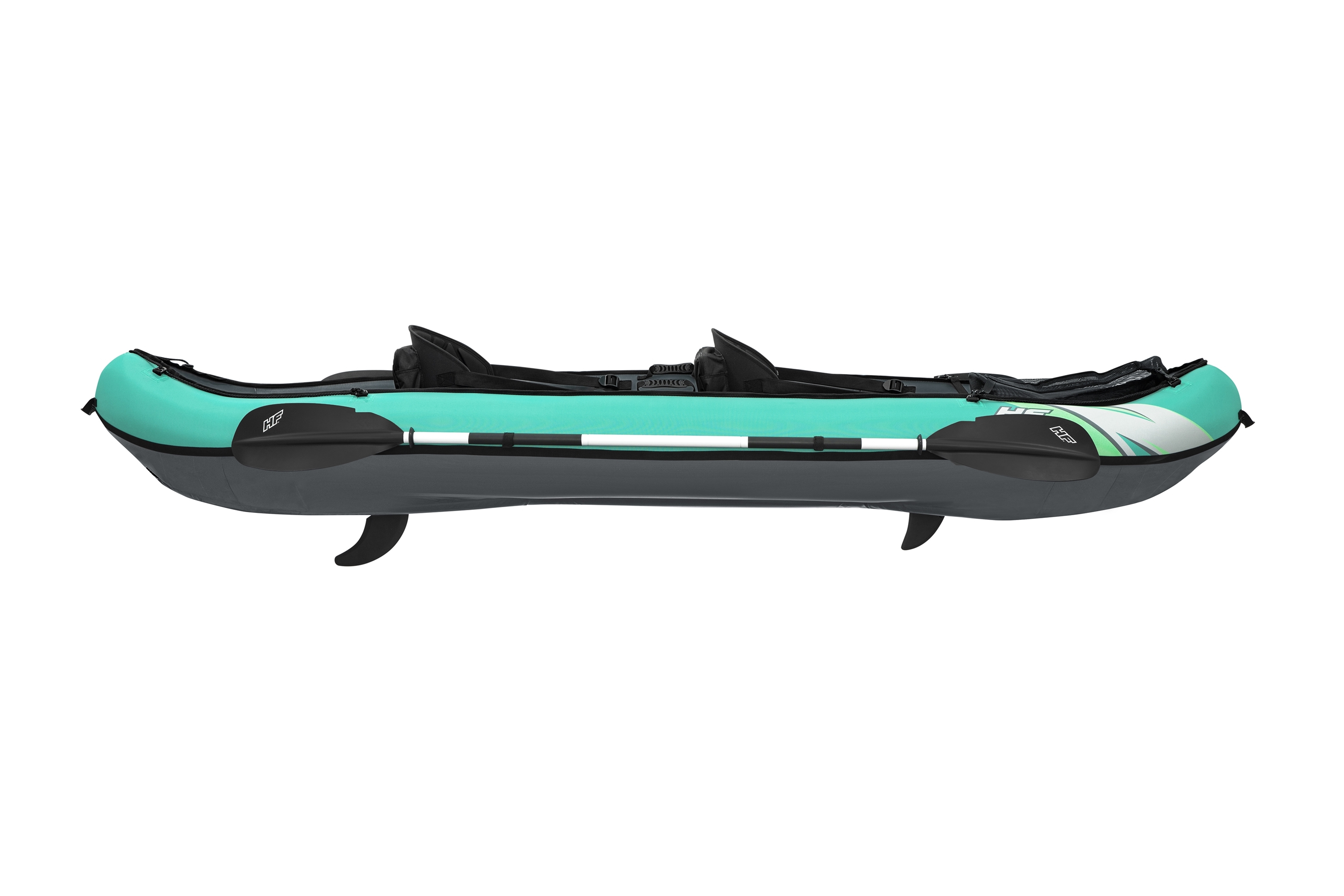 Un kayak inflable turquesa con dos remos y aletas, aislado sobre fondo blanco.