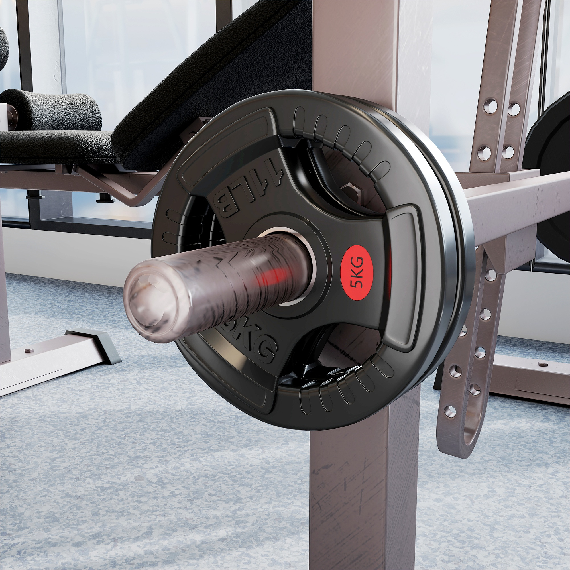 Un disco de pesas negro de 5 kg en una barra en un gimnasio.