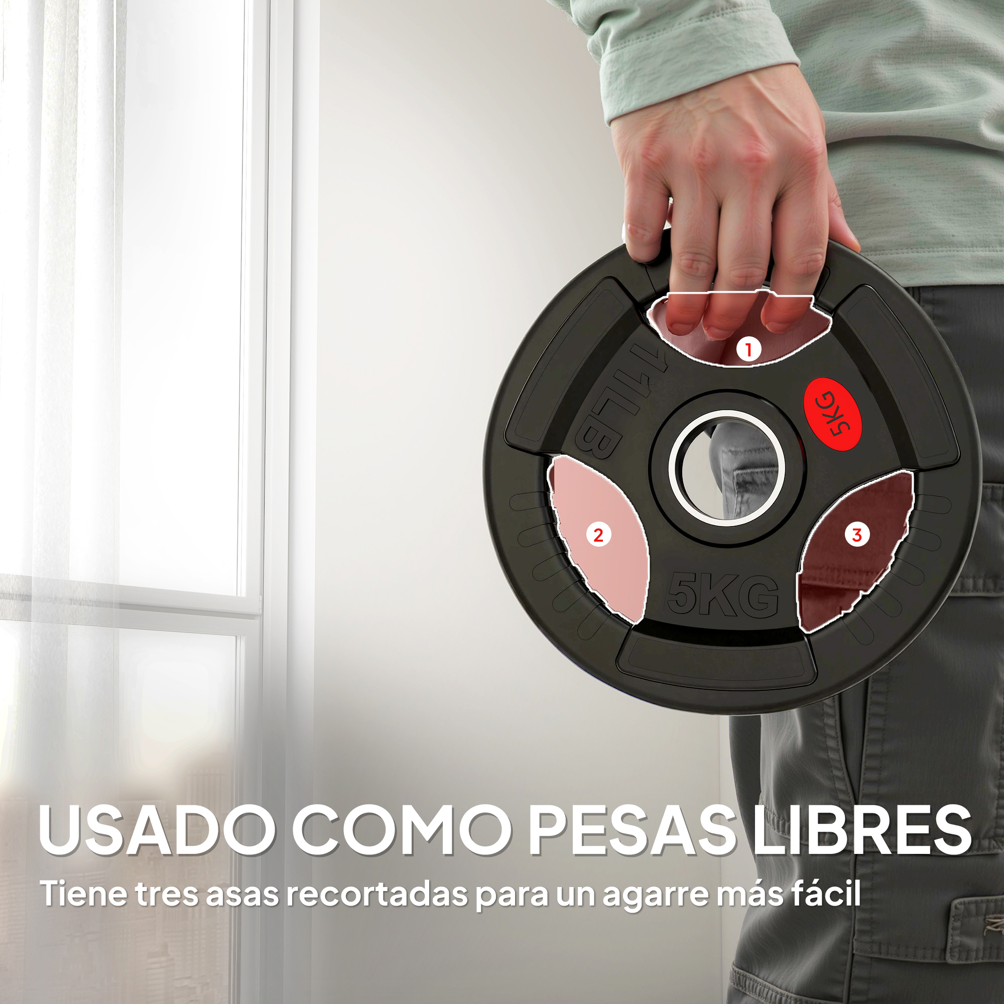 Una persona sostiene un disco de 5 kg con tres agarres recortados.