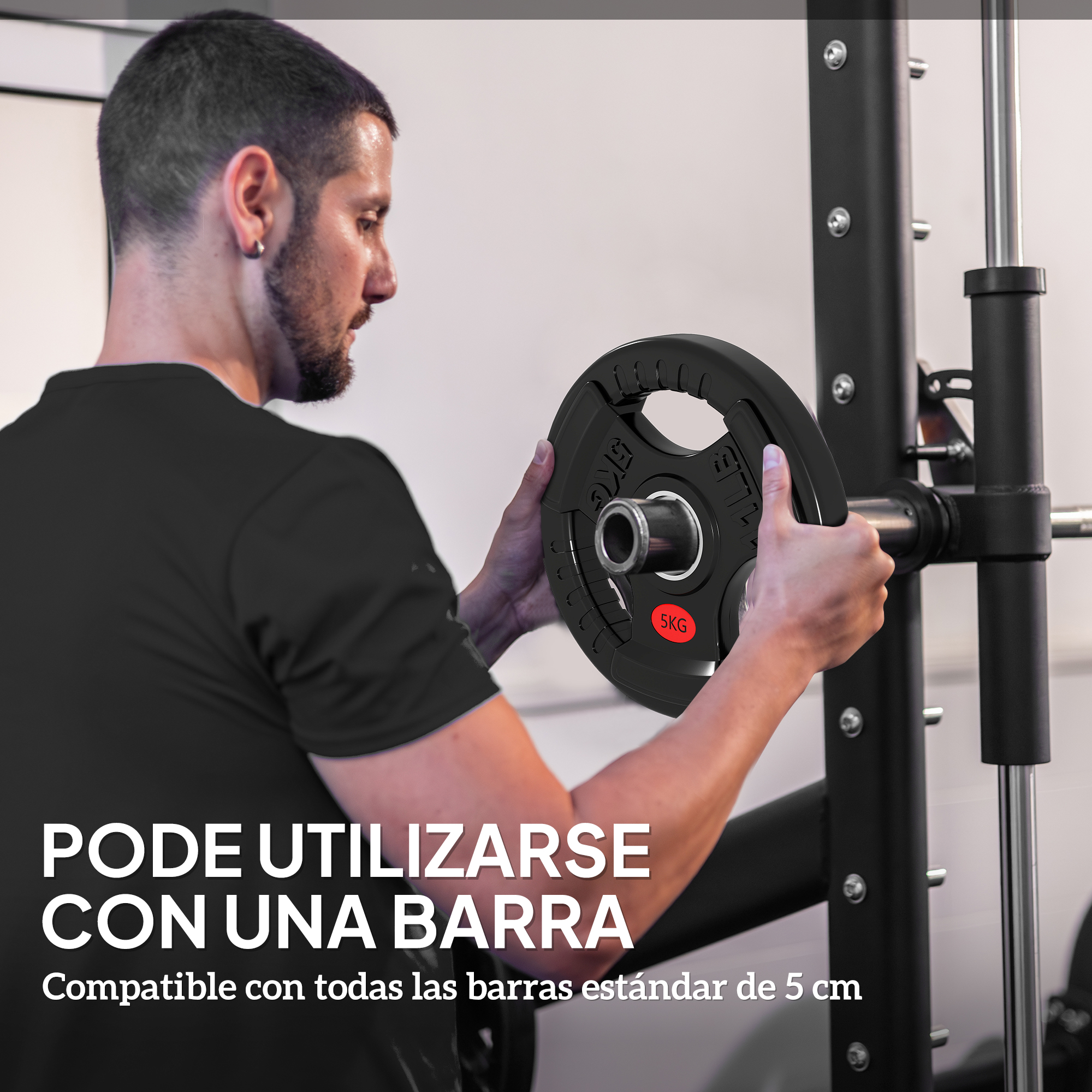 Un hombre sostiene un disco de 5 kg en un soporte.
