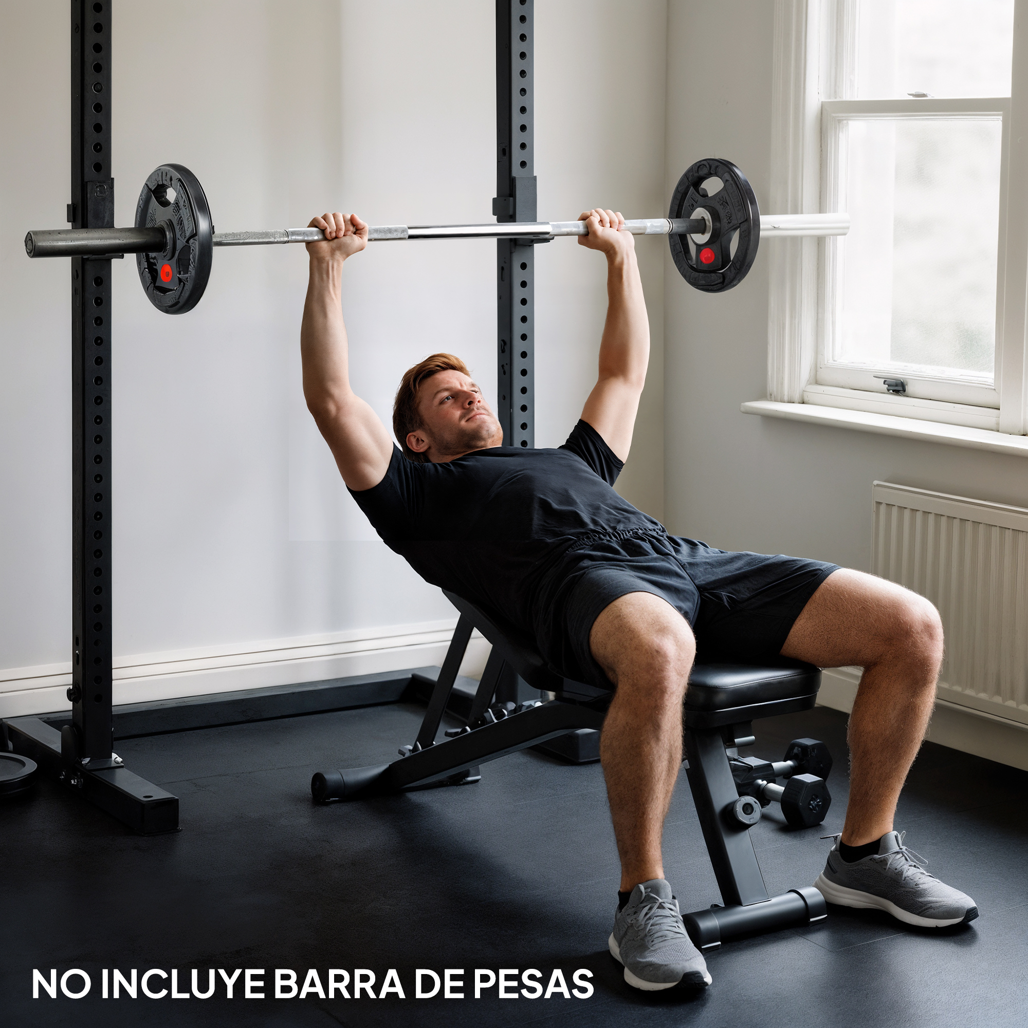 Hombre levantando una barra en un banco de pesas en un gimnasio.