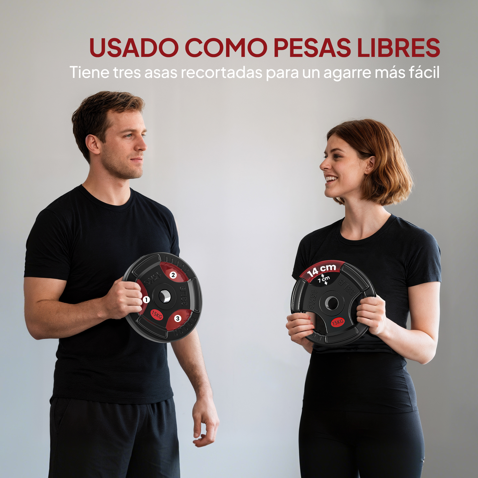Hombre y mujer sostienen discos de pesas negros con detalles rojos. Etiqueta: 15KG.