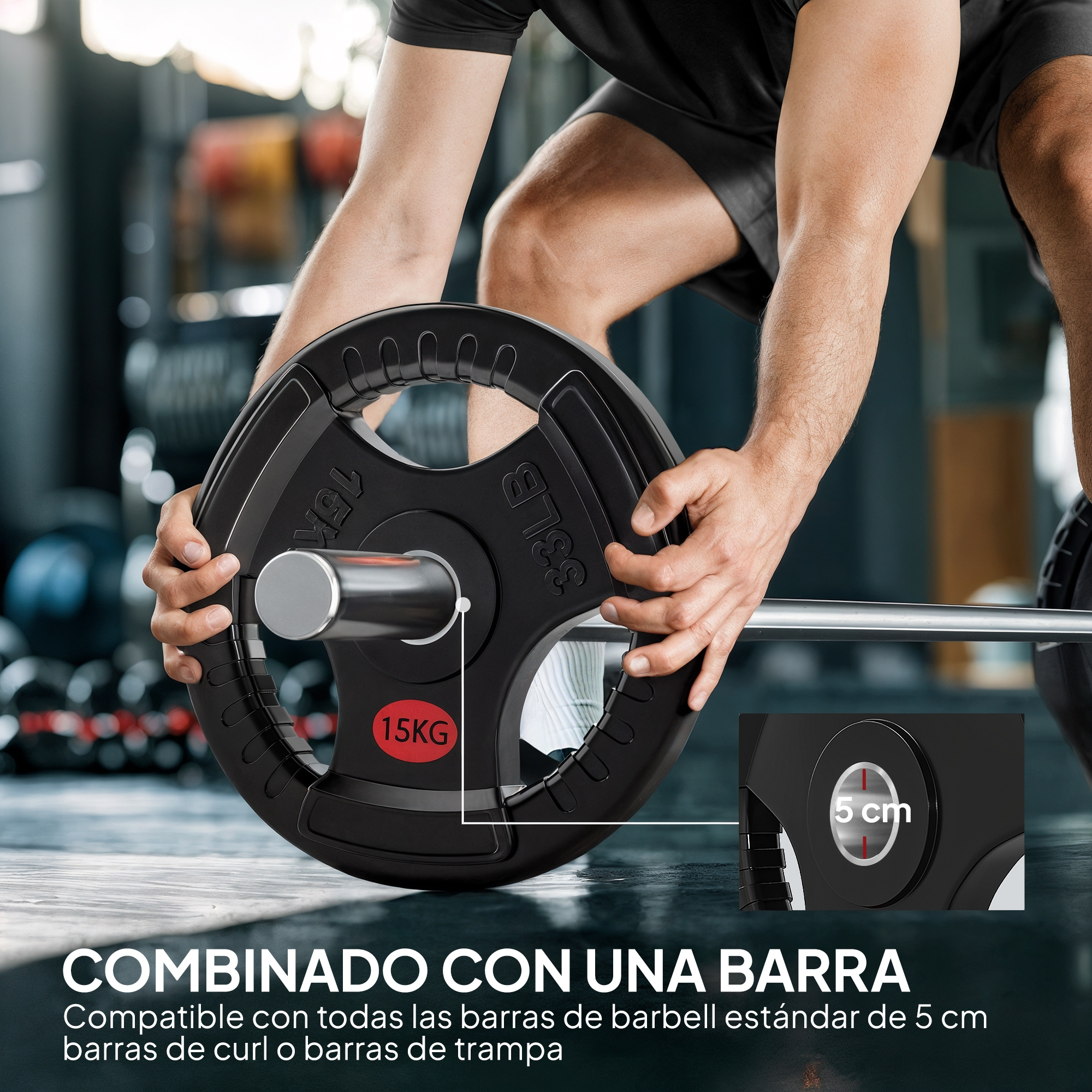 Un hombre coloca un disco de 15 kg en una barra de pesas en un gimnasio.