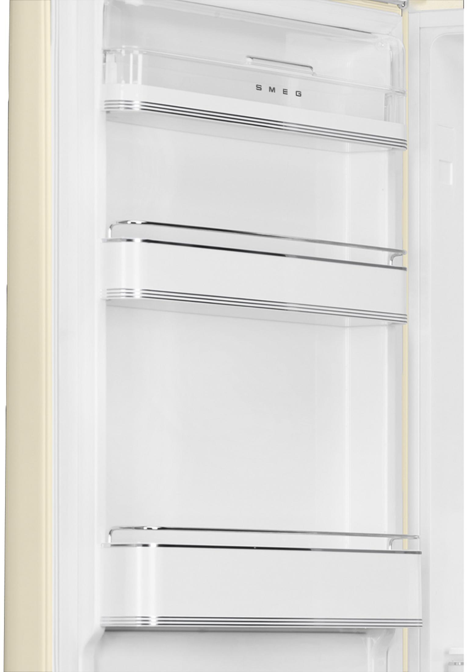 Ein offener, cremefarbener Kühlschrank mit drei weißen Einlegeböden mit Chromdetails.