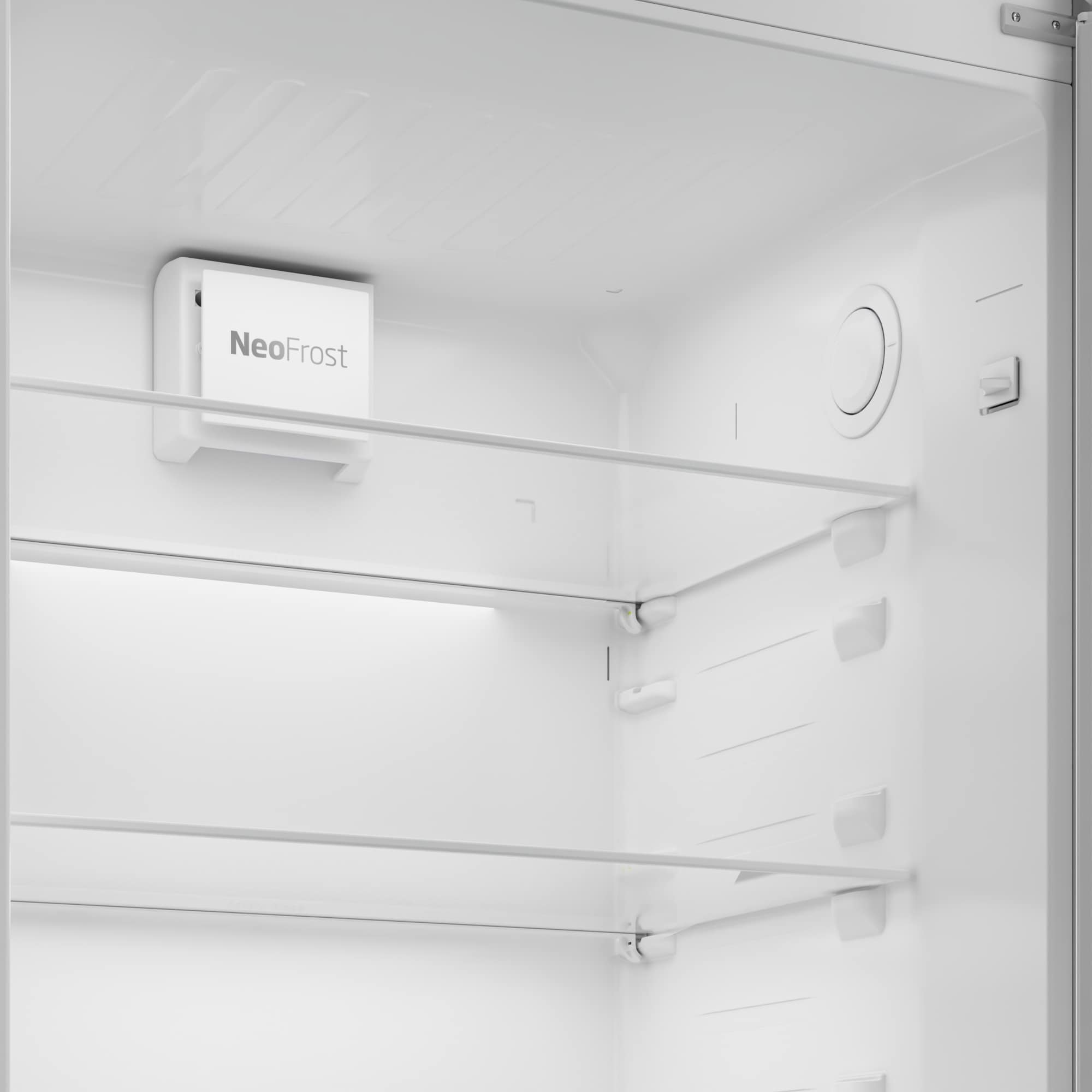 Vista interna di un frigorifero vuoto con ripiani e unità NeoFrost.