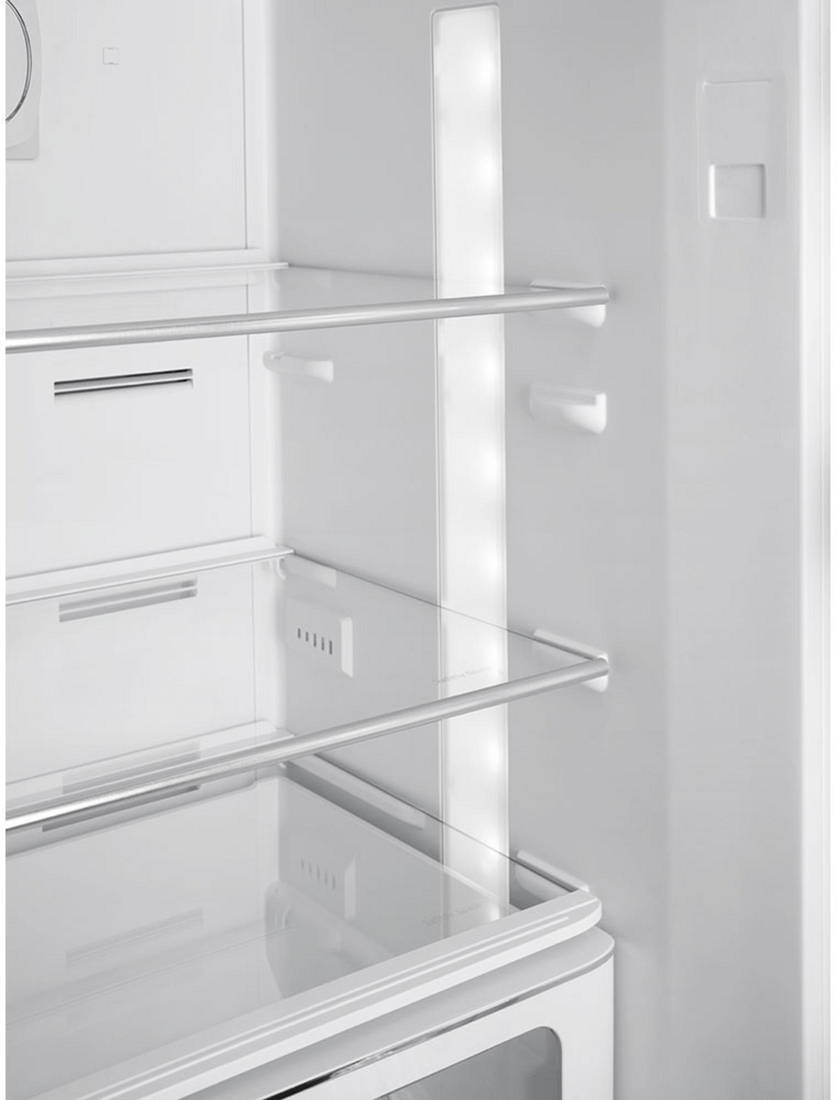 Leeres Kühlschrankinnere mit Glasböden, Schubladen und LED-Beleuchtung.