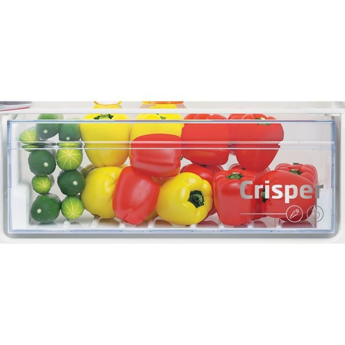 Un cassetto crisper del frigorifero con pomodori verdi e peperoni rossi e gialli.