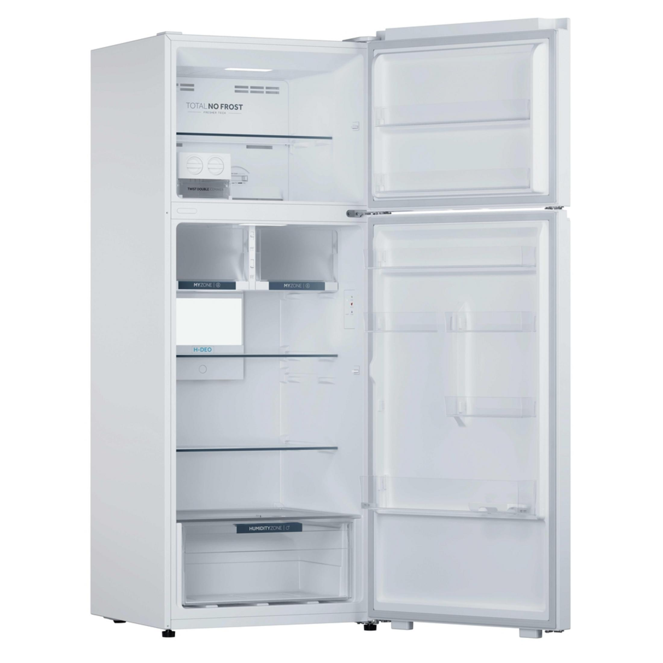 Un frigorifero bianco con la porta superiore aperta, che mostra ripiani e cassetti vuoti.