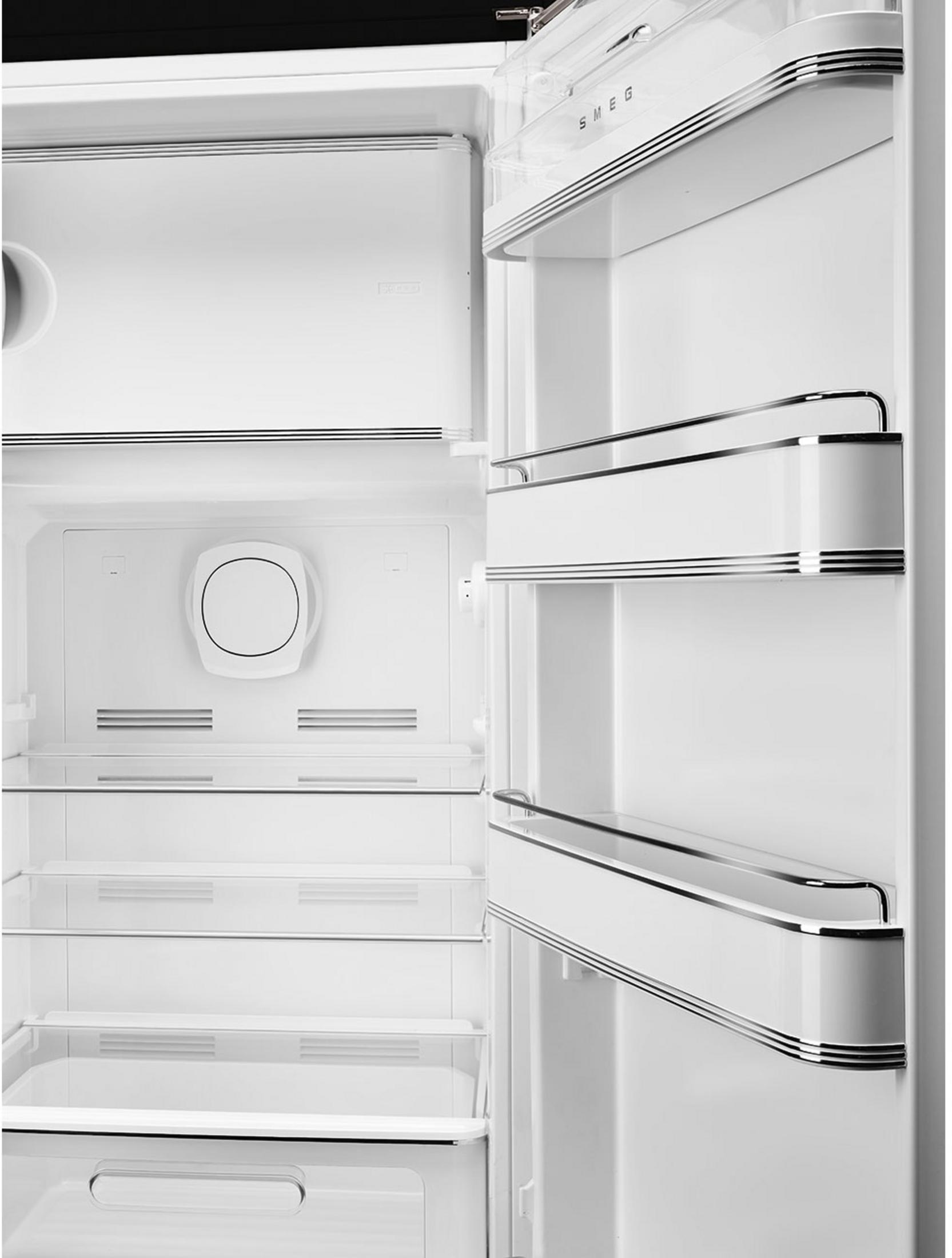 Vista interior de un refrigerador blanco con puertas abiertas, estantes y cajones.
