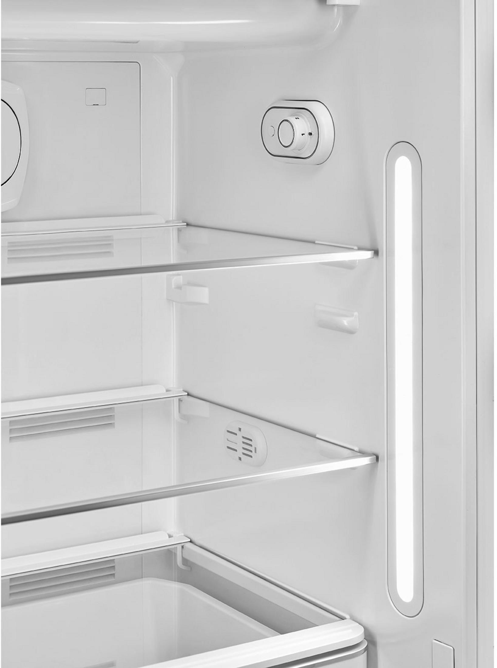Innenansicht eines weißen Kühlschranks mit Regalen, Lichtleiste und Temperaturregler.