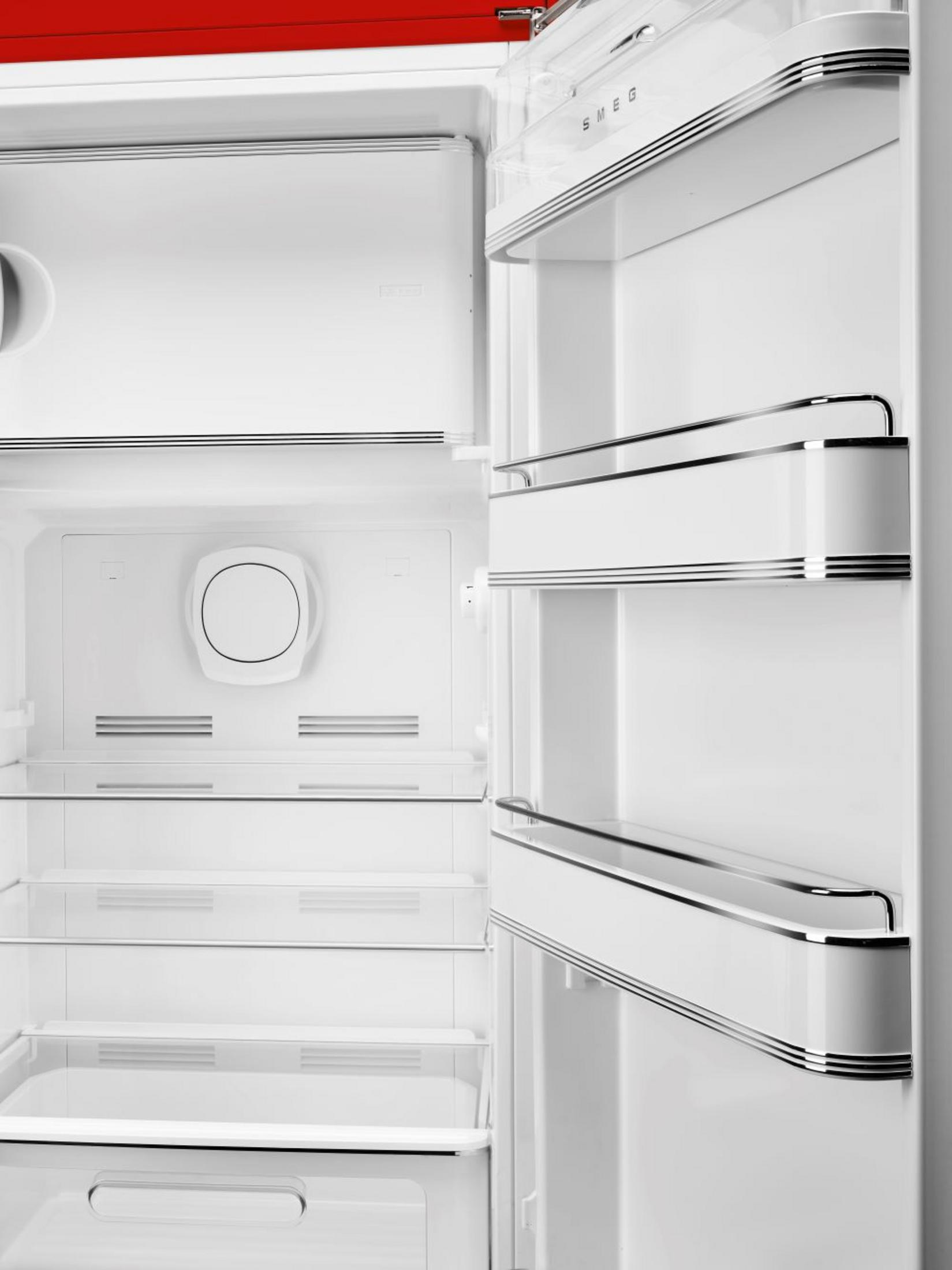 Ein offener weißer Kühlschrank mit roten Akzenten und Glasregalen.