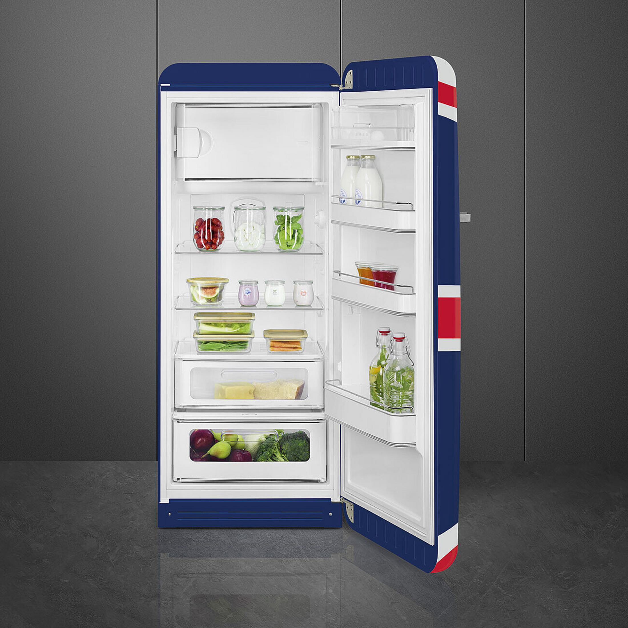 Un frigorifero aperto, blu e bianco, design Union Jack, pieno di cibo.