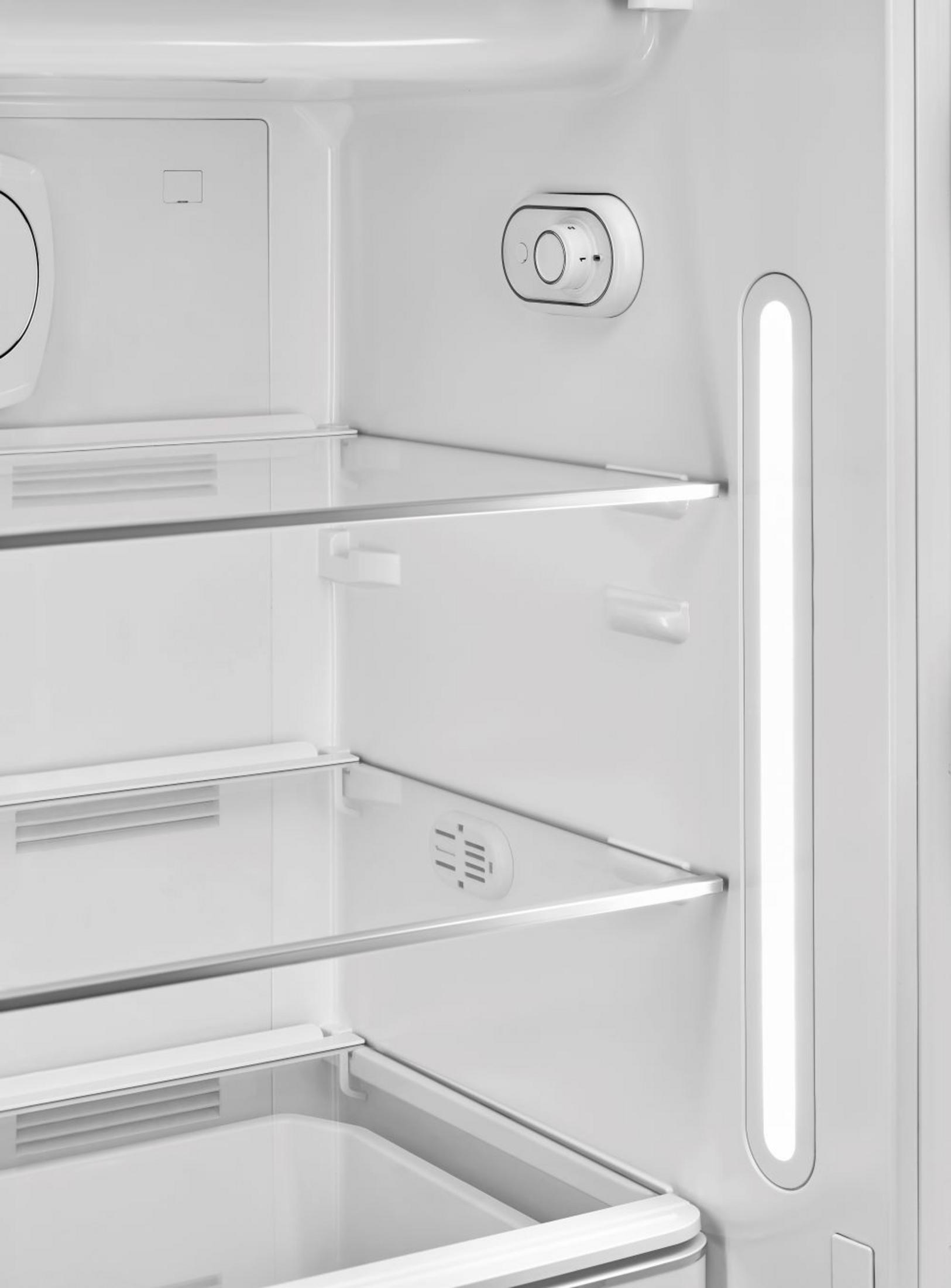 Interior de un refrigerador blanco con estantes e iluminación LED.