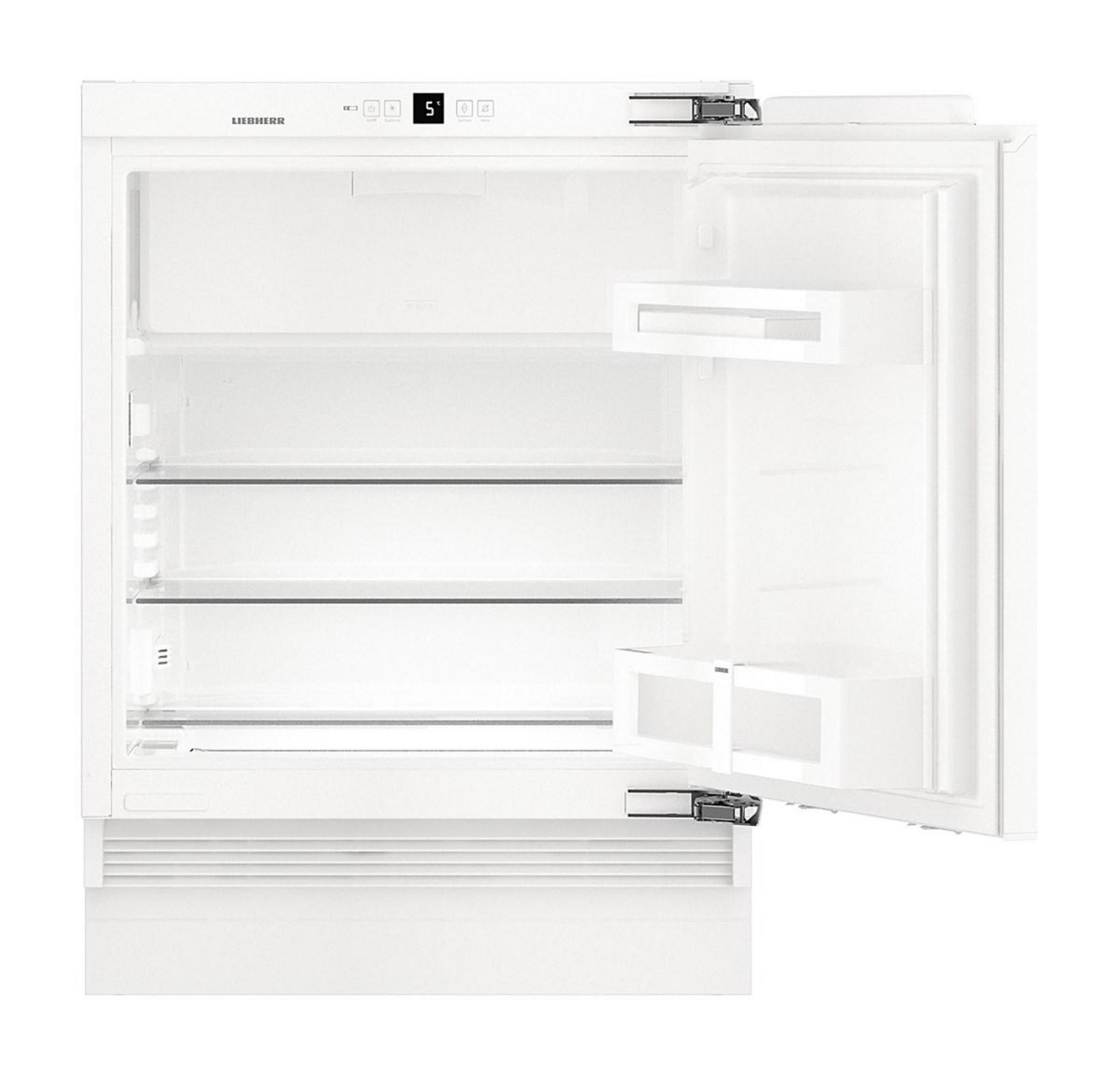 Un frigorifero bianco Liebherr con porta aperta, che mostra ripiani e display digitale della temperatura.