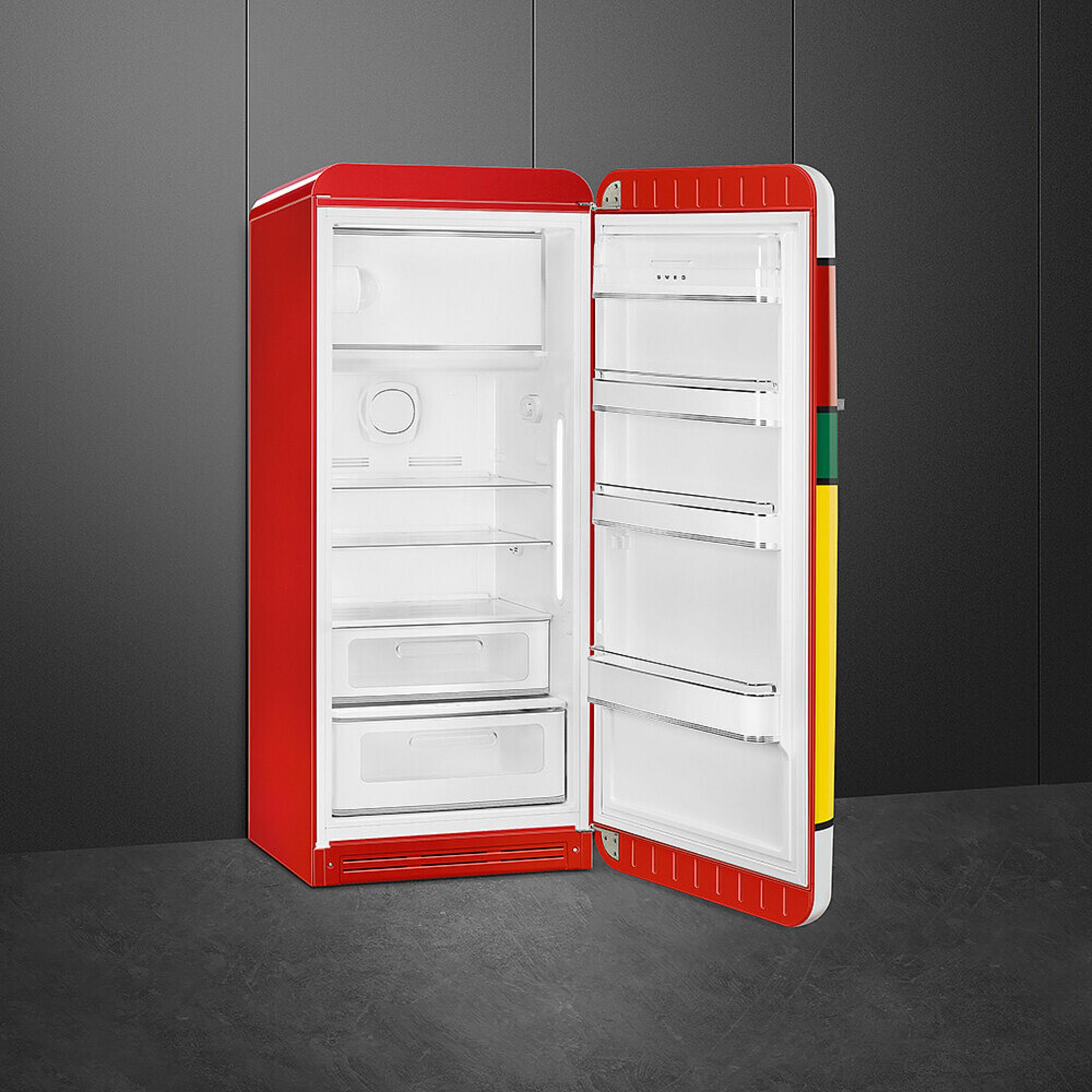 Frigorifero rosso con porta aperta, ripiani interni bianchi, sfondo scuro.