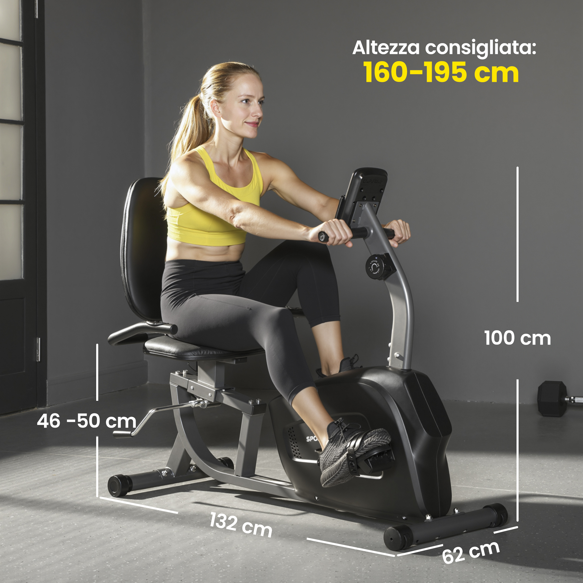 Una donna su una cyclette in una palestra. Vengono mostrate le dimensioni.