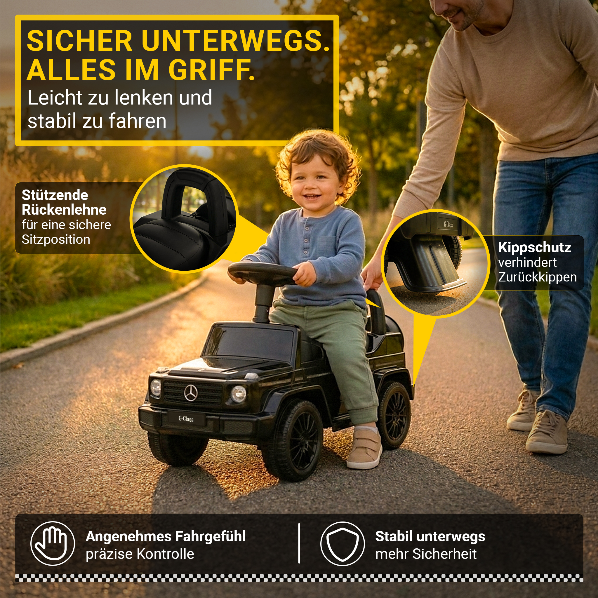 Kleiner Junge fährt ein schwarzes Spielzeugauto, Mann hält es fest. Draußen.