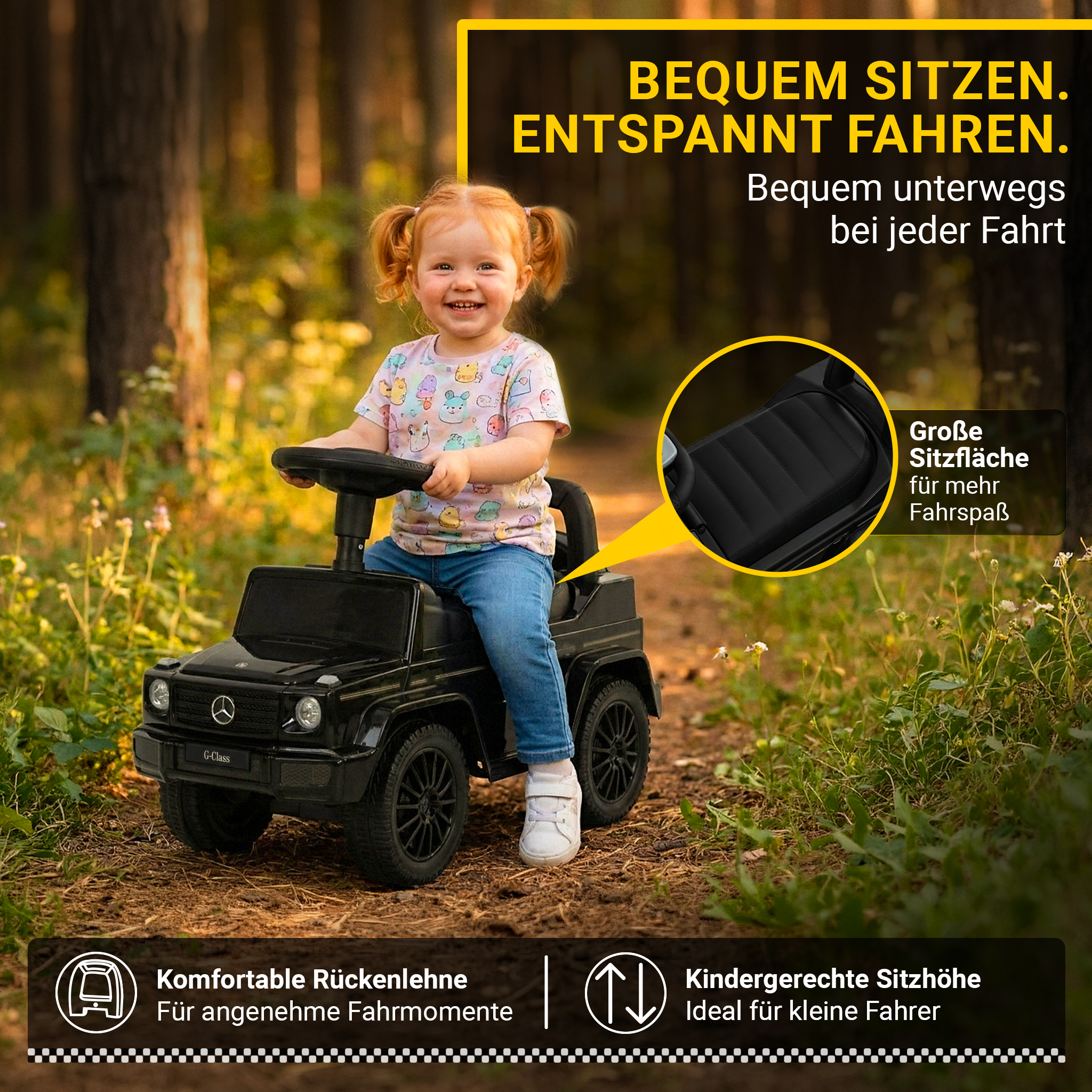 Ein kleines Mädchen sitzt auf einem schwarzen Spielzeugauto im Wald.