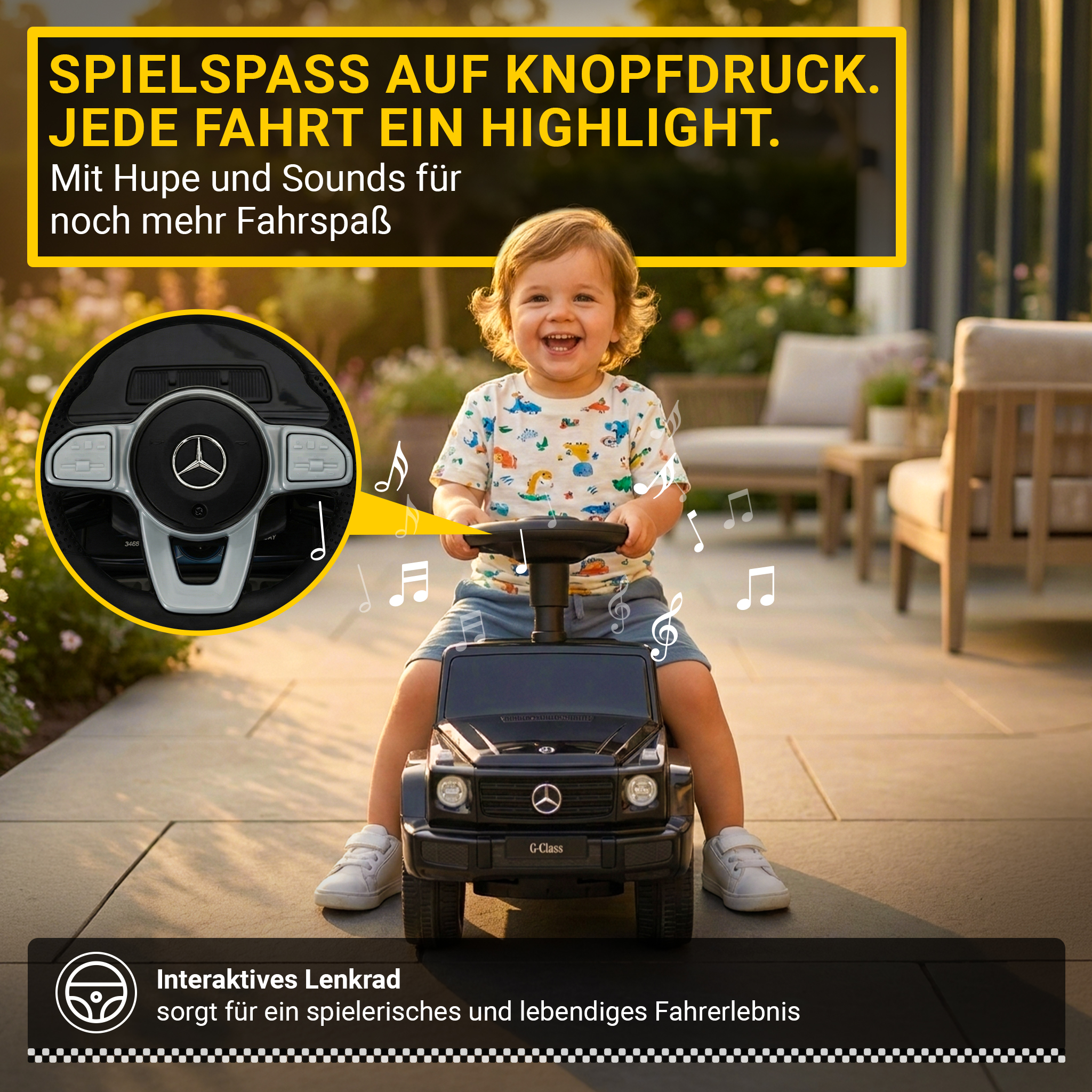 Ein lachendes Kind fährt ein schwarzes Spielzeugauto draußen, Musiknoten sind zu sehen.