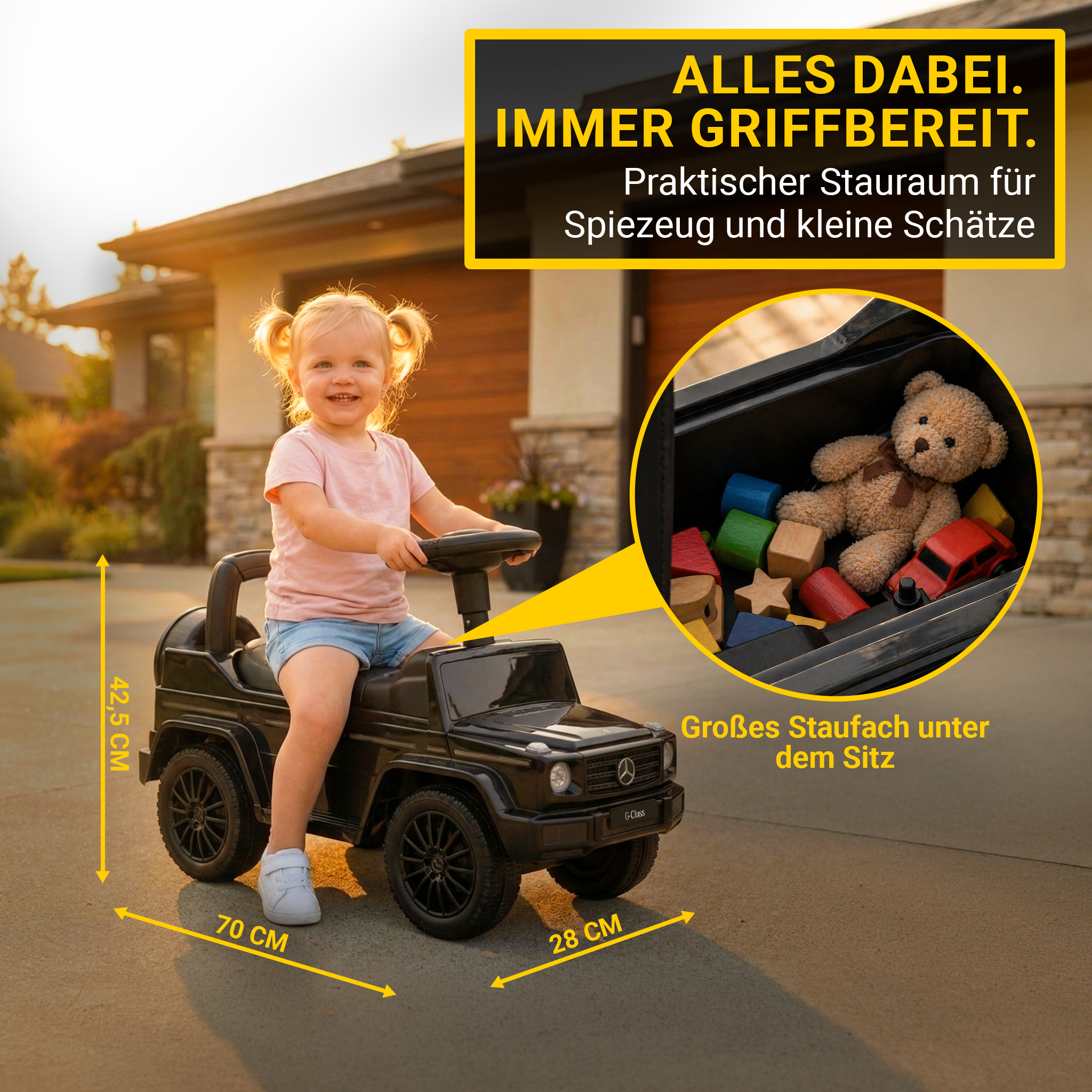 Ein kleines Mädchen sitzt auf einem schwarzen Spielzeugauto vor einem Haus. Der Kofferraum ist geöffnet und zeigt Spielzeug.