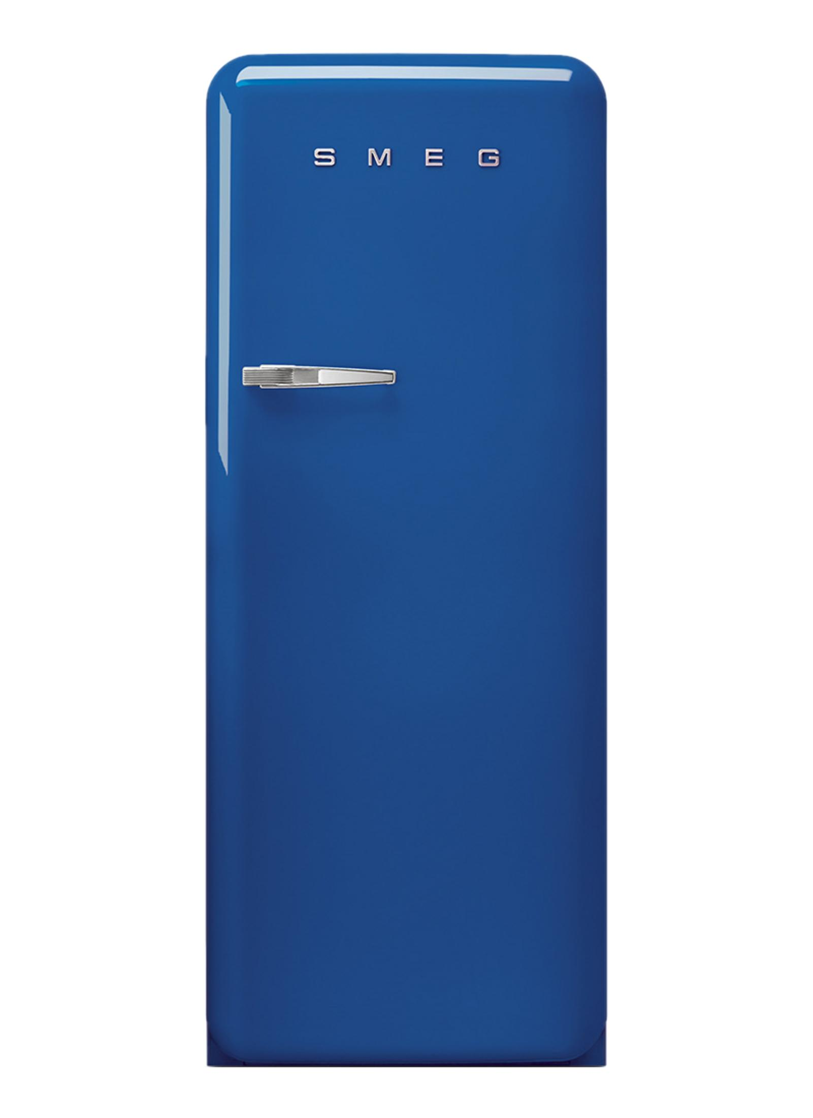 Un refrigerador azul SMEG con asa y logo plateados.