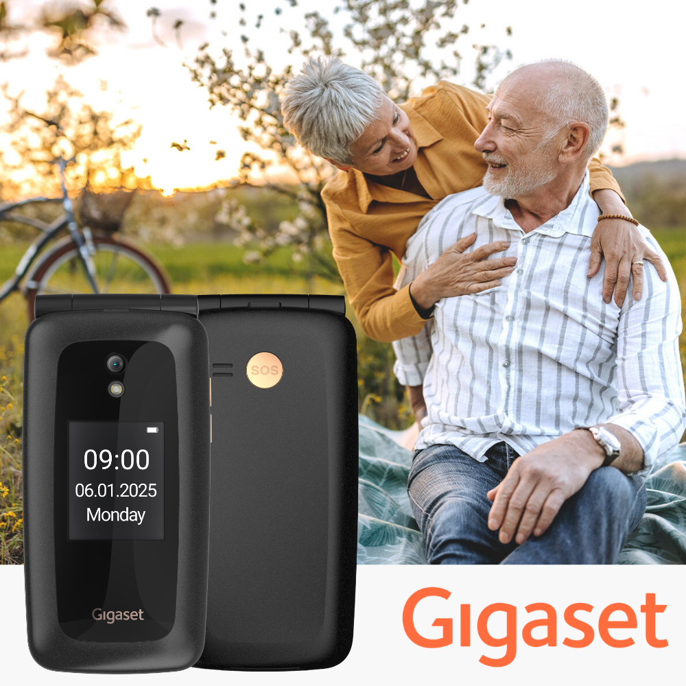 Älteres Paar im Freien, ein Flip-Handy von Gigaset ist im Vordergrund.