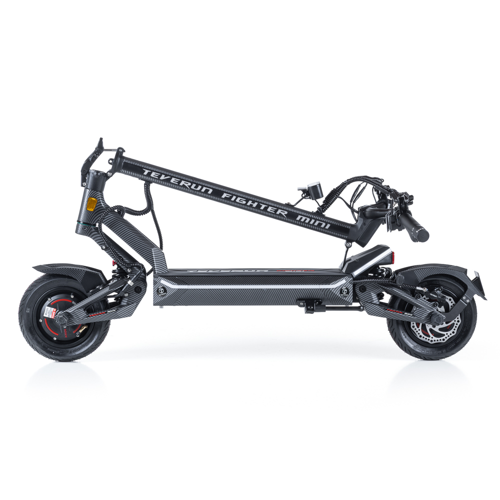 Ein schwarzer E-Scooter mit Carbon-Muster und der Aufschrift TEVERUN FIGHTER MINI.