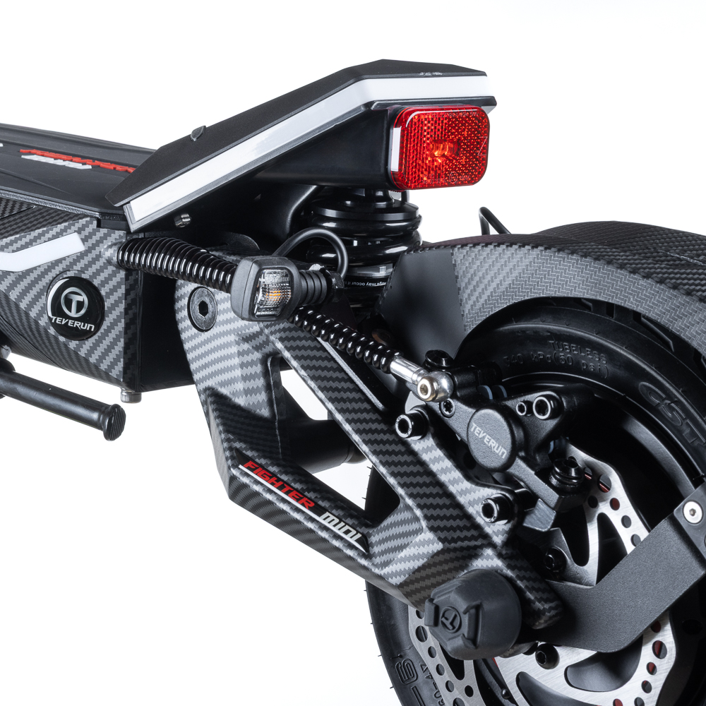 Detailansicht eines schwarzen Elektrorollers mit Carbon-Finish, Stoßdämpfer und Rücklicht.
