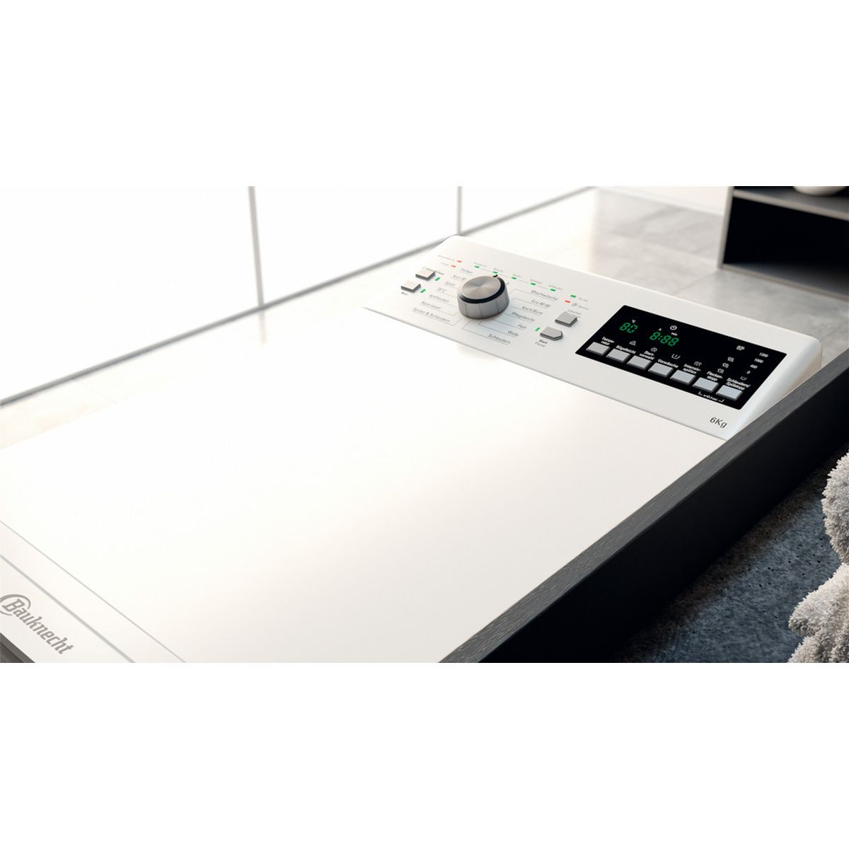 Eine weiße Waschmaschine mit einem Bedienfeld mit Drehknopf, Tasten und Digitalanzeige.