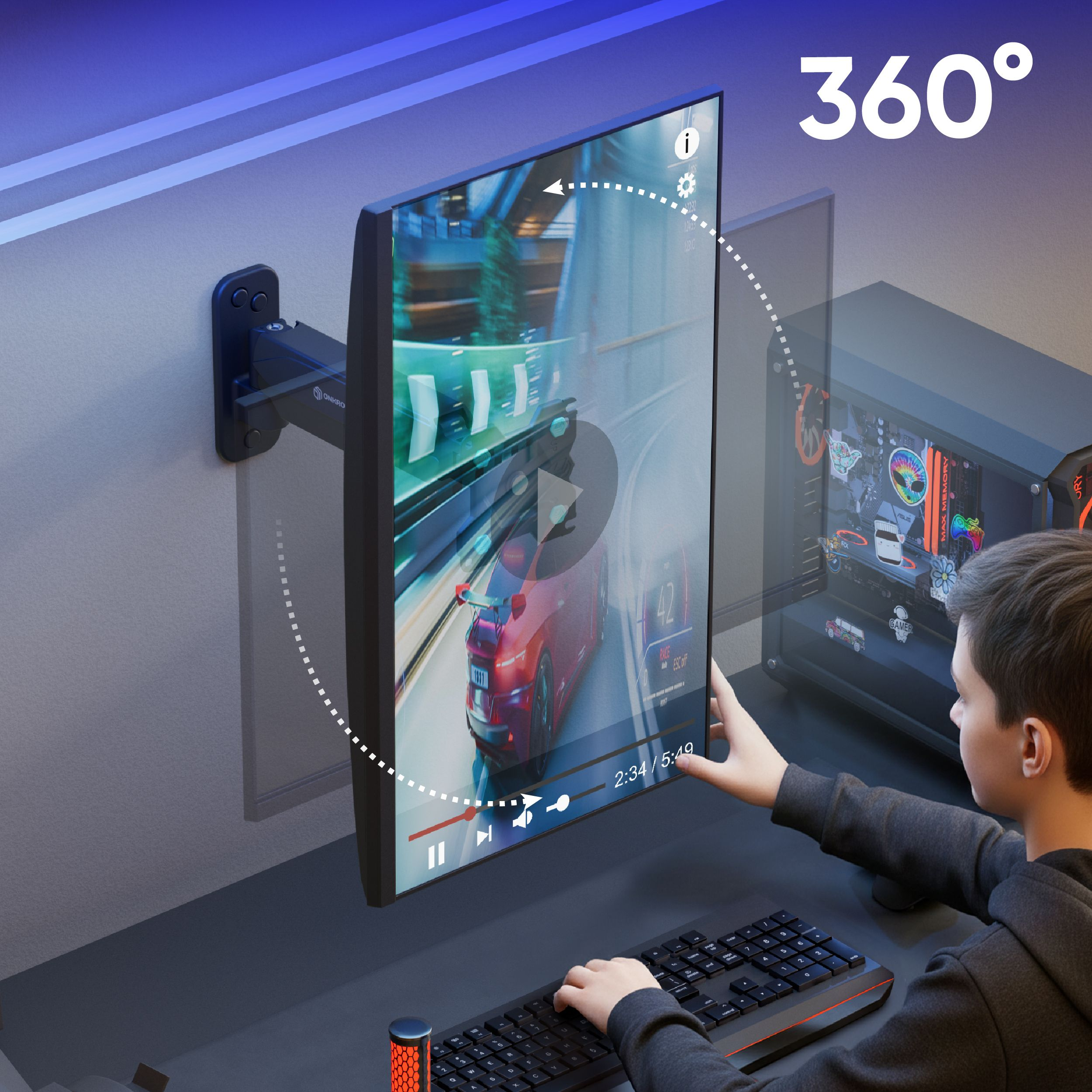 Eine Person spielt ein Rennspiel auf einem an der Wand montierten Monitor, daneben ein Gaming-PC.