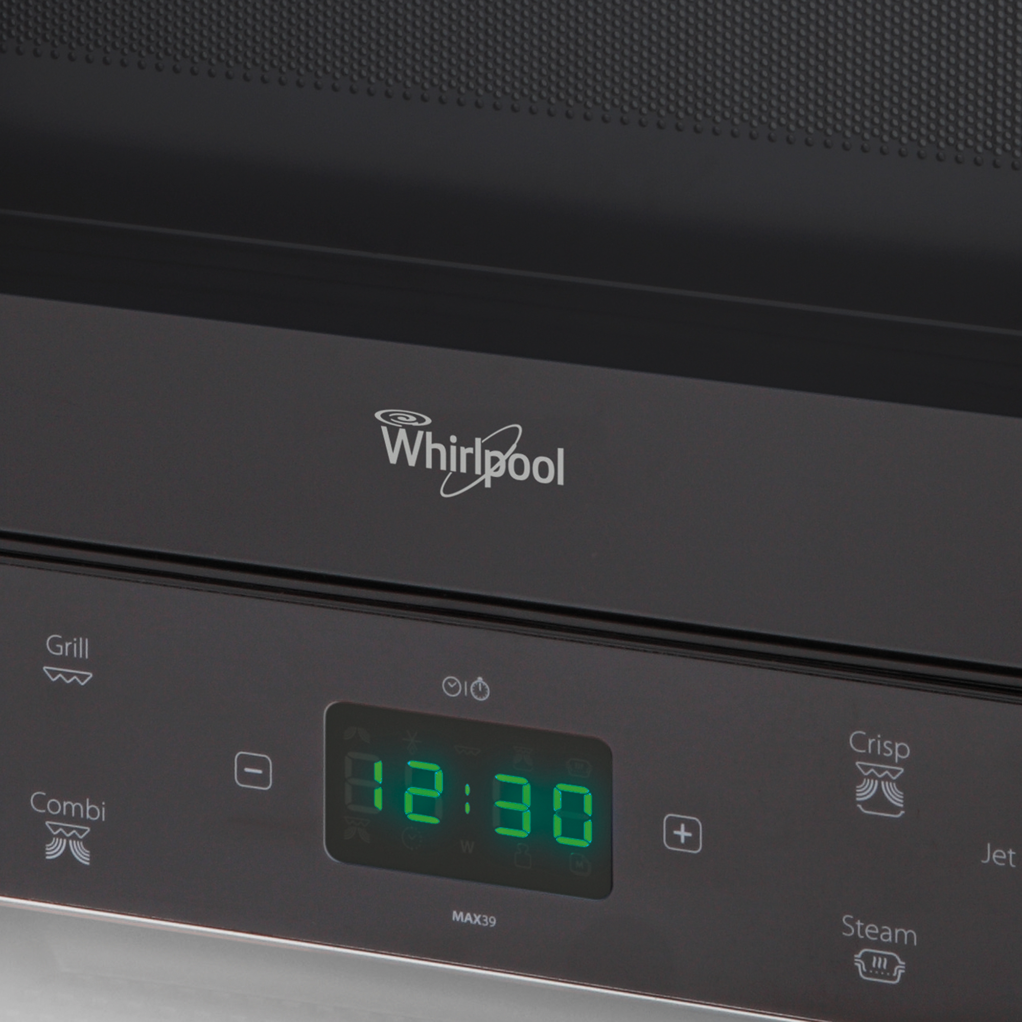 Nahaufnahme eines Mikrowellen-Bedienfelds mit Whirlpool-Logo und digitaler Anzeige.