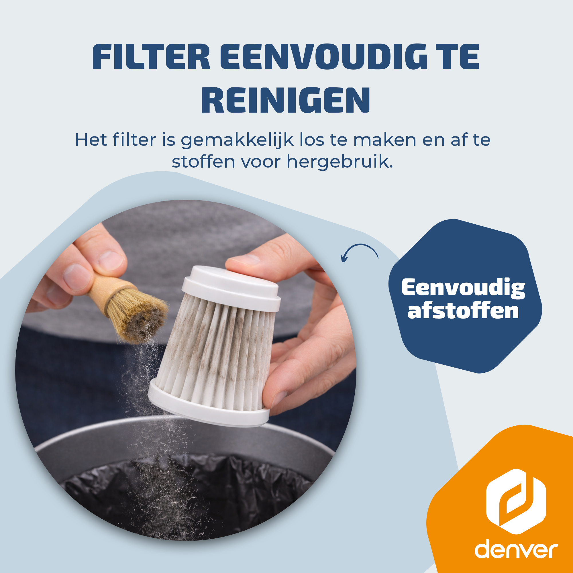 Une personne nettoie un filtre d'aspirateur au-dessus d'une poubelle.