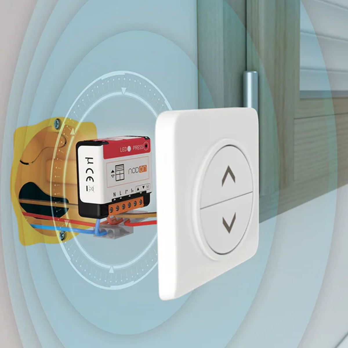 Un interruttore a muro bianco con frecce su/giù accanto a un modulo smart home.