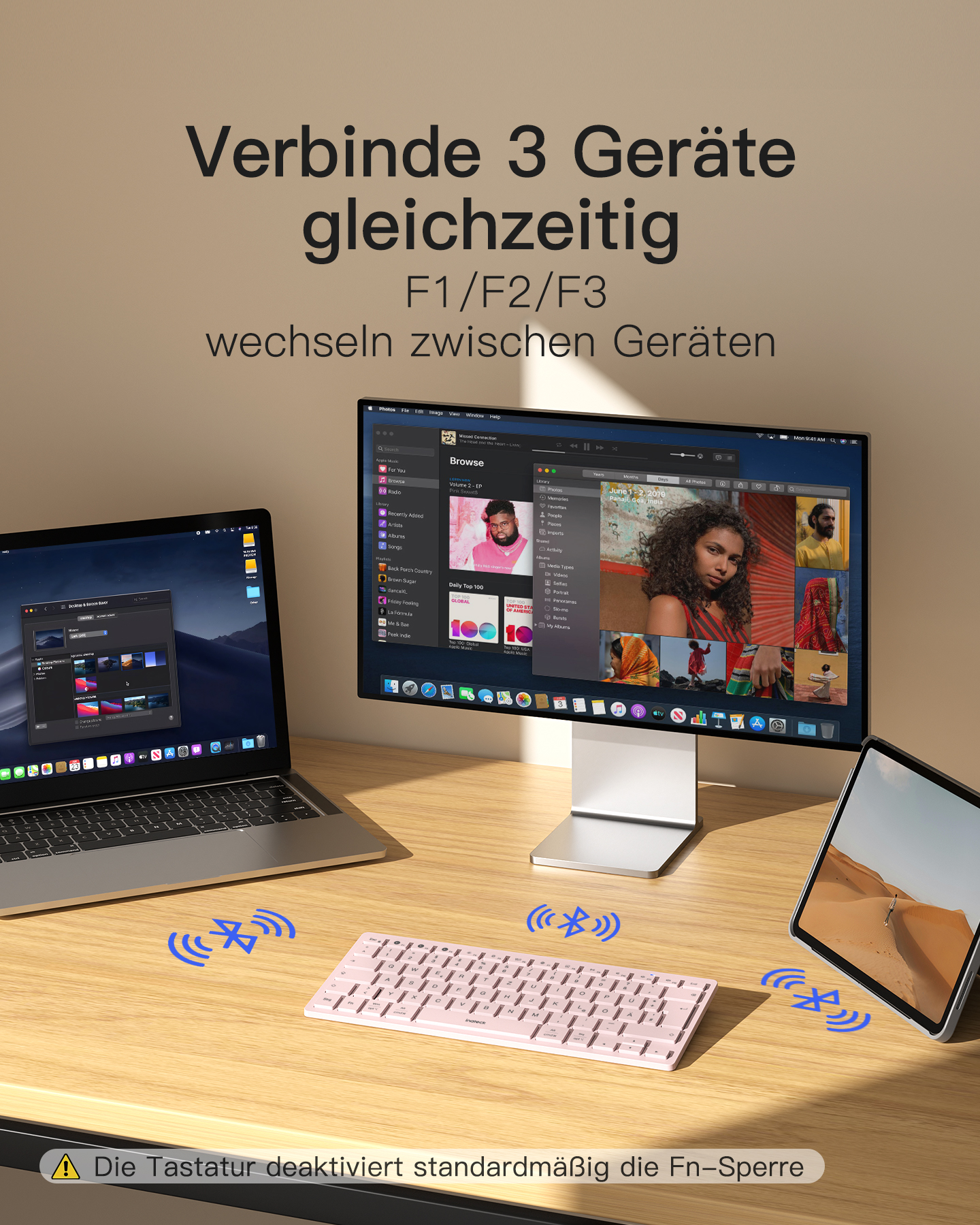 Ein Laptop, Monitor und Tablet sind auf einem Schreibtisch verbunden.